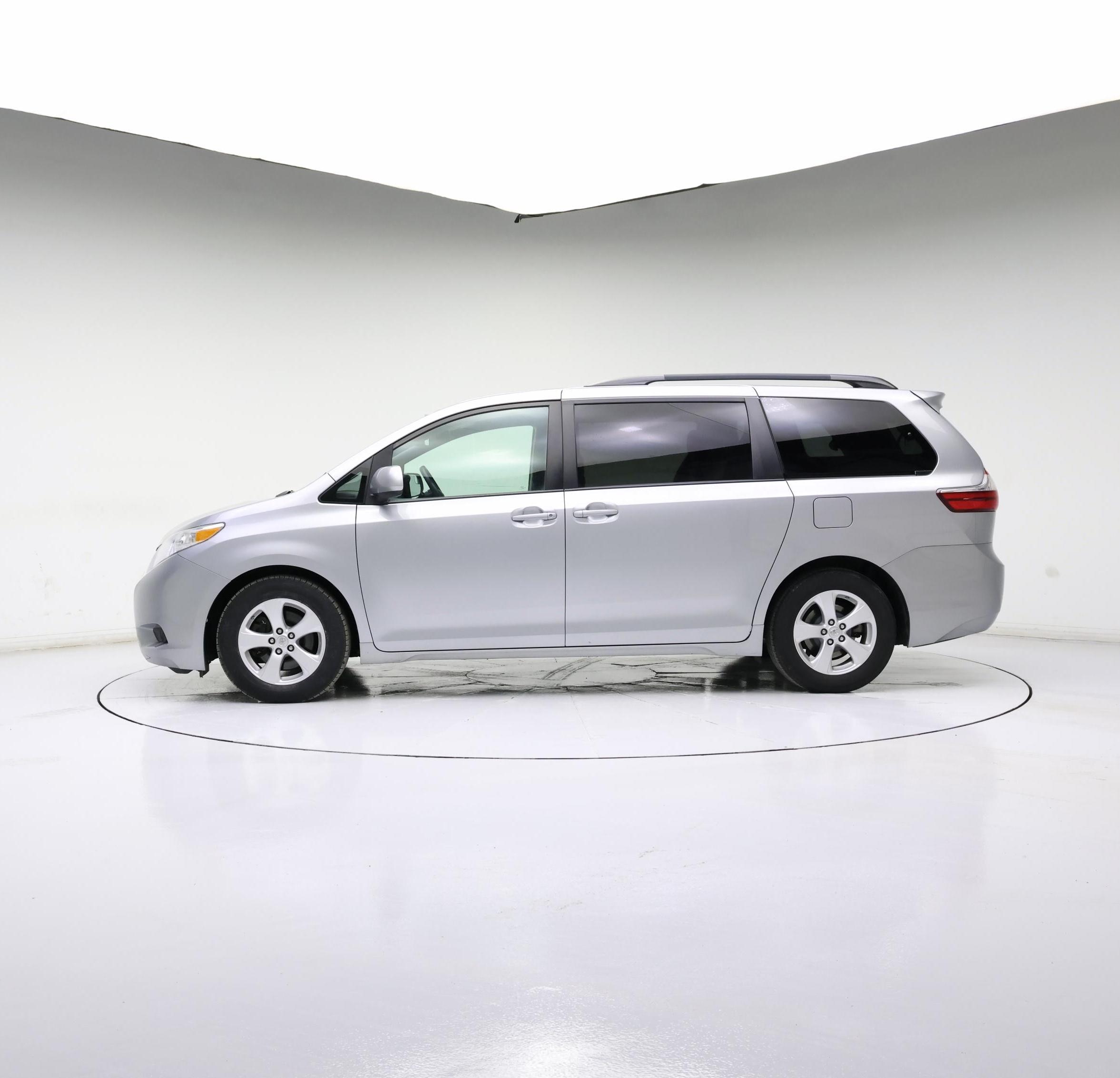 Thumbnail: 2015 Toyota Sienna - 3