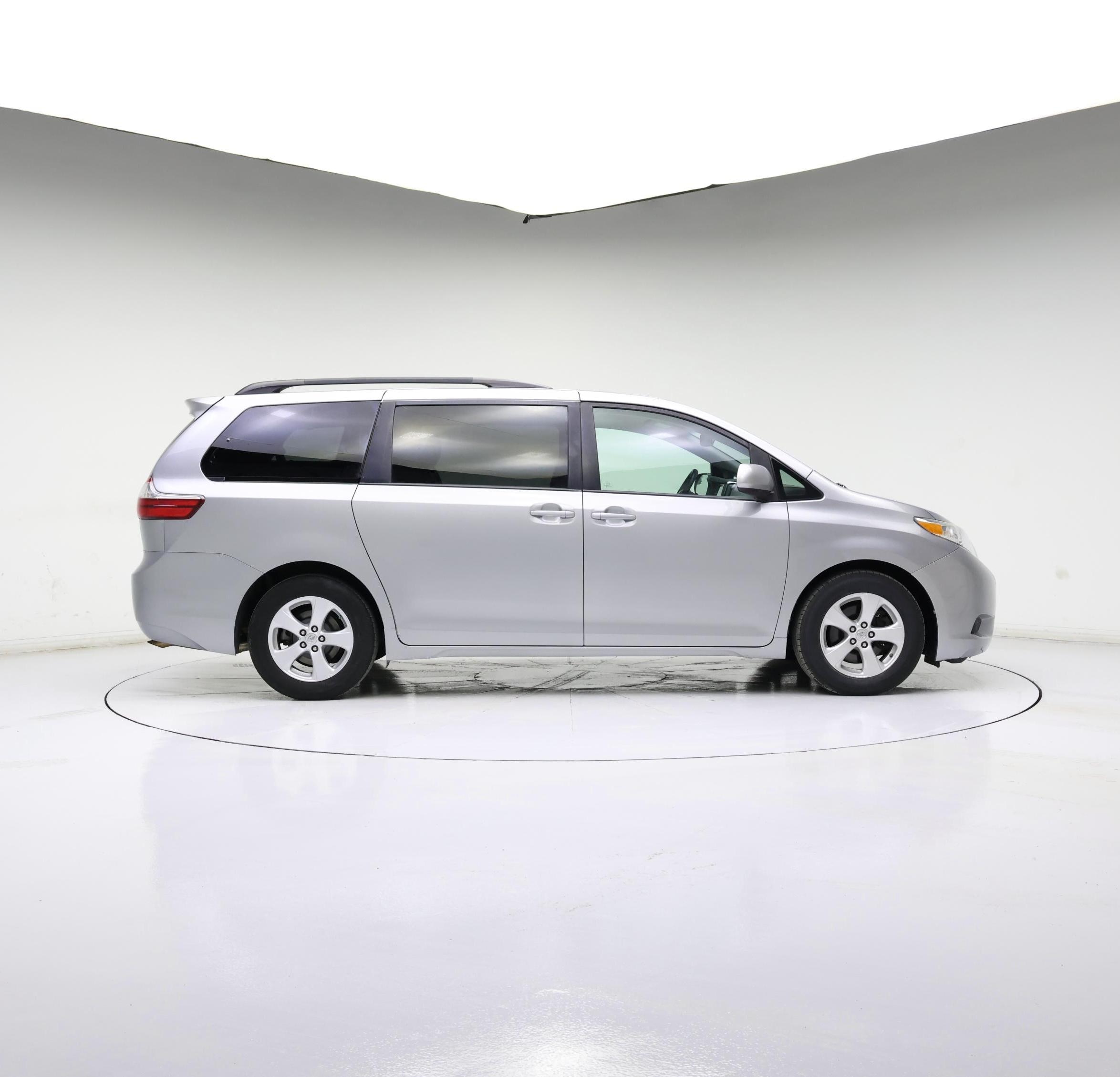 Thumbnail: 2015 Toyota Sienna - 7
