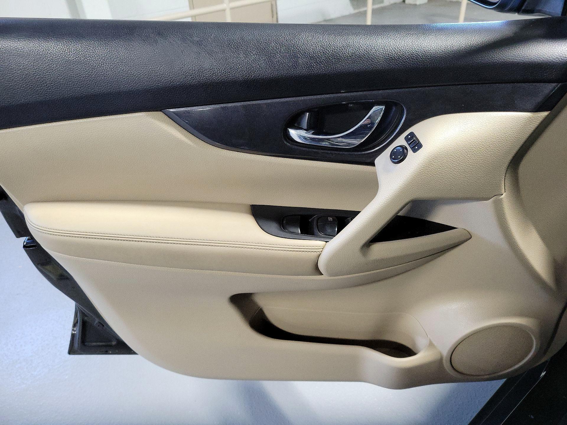 Thumbnail: 2017 Nissan Rogue - 10