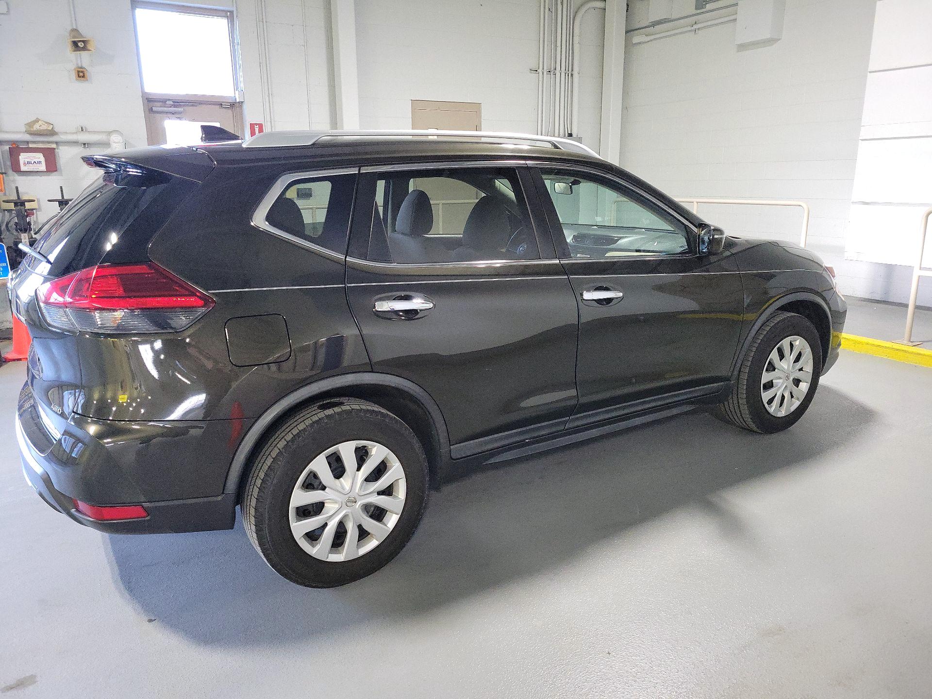 Thumbnail: 2017 Nissan Rogue - 4