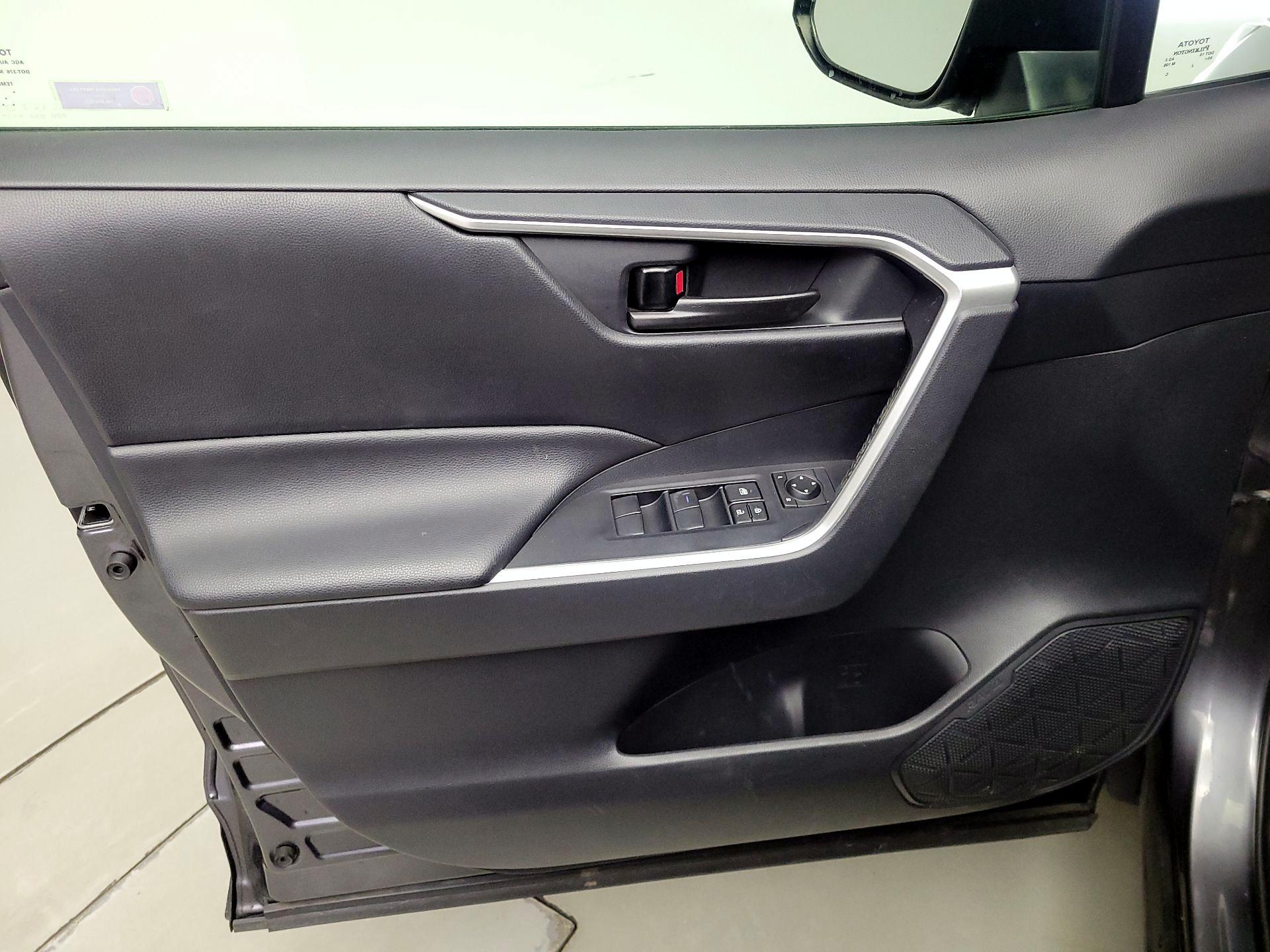 Thumbnail: 2019 Toyota RAV4 - 12