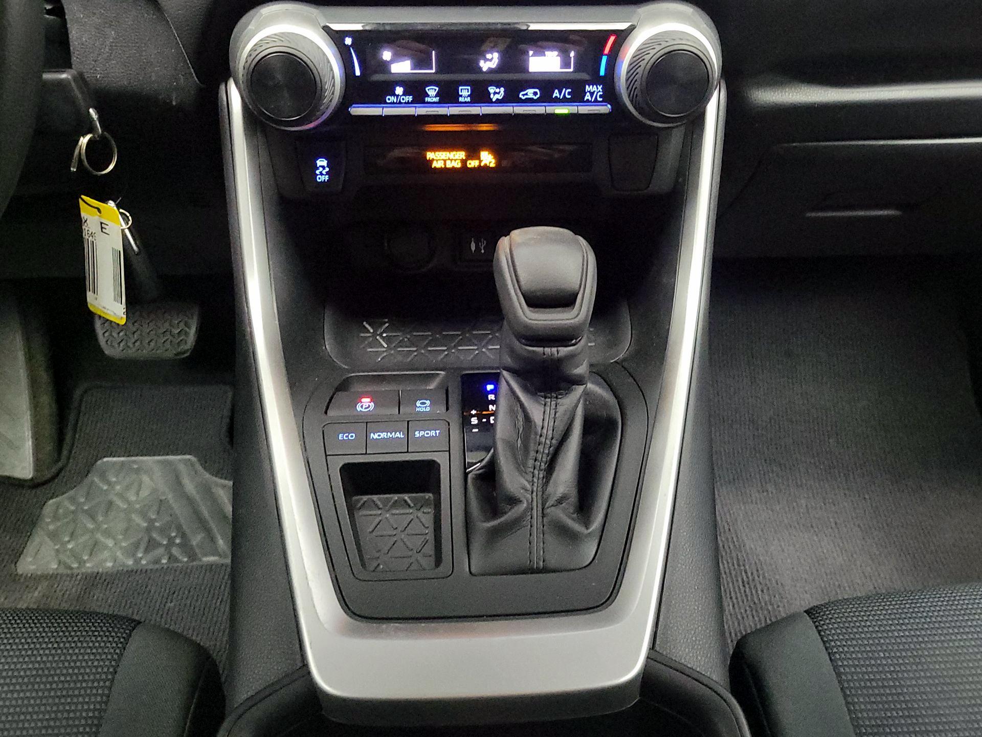 Thumbnail: 2019 Toyota RAV4 - 17