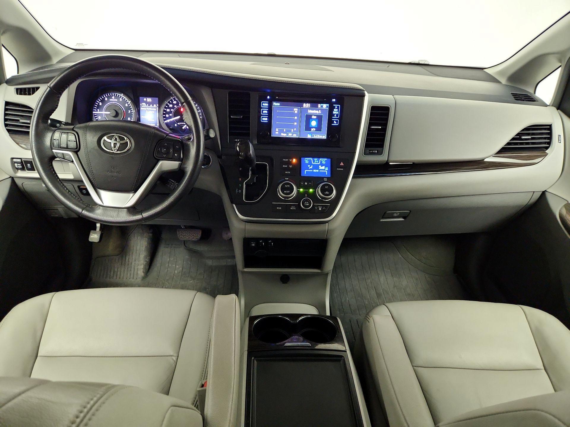 Thumbnail: 2017 Toyota Sienna - 9