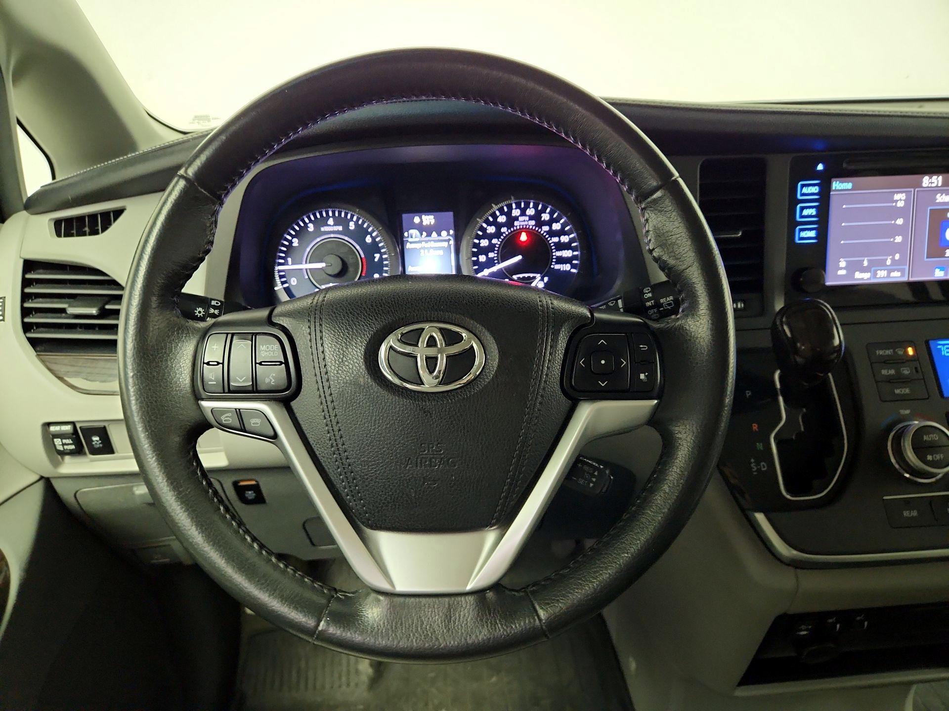 Thumbnail: 2017 Toyota Sienna - 10