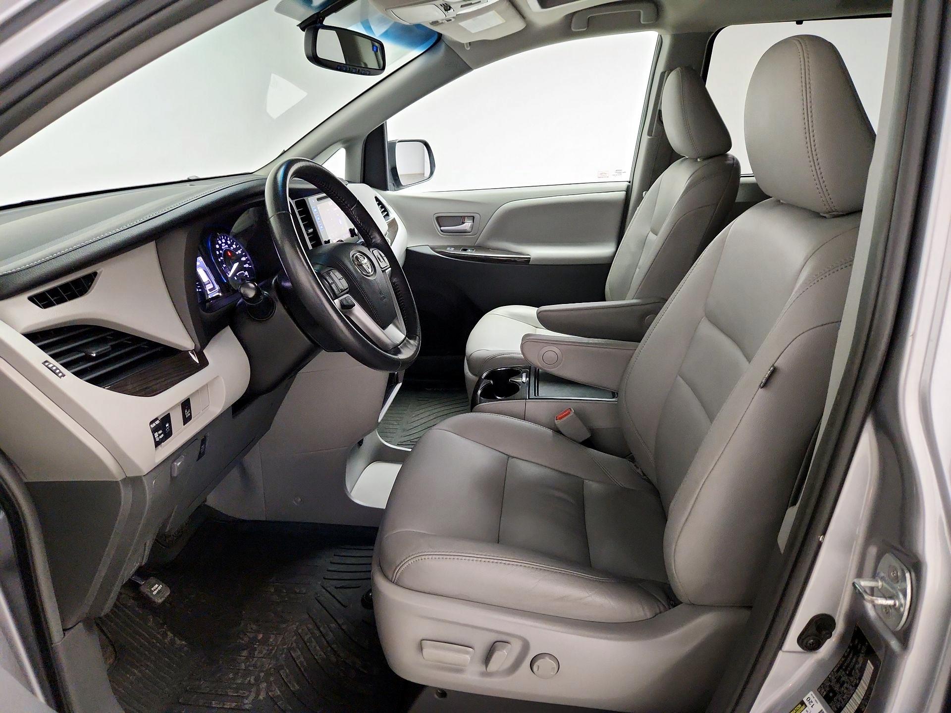 Thumbnail: 2017 Toyota Sienna - 11