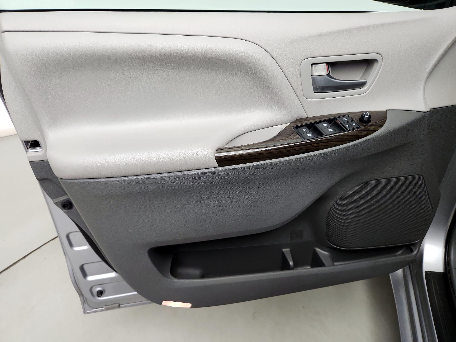 Thumbnail: 2017 Toyota Sienna - 12