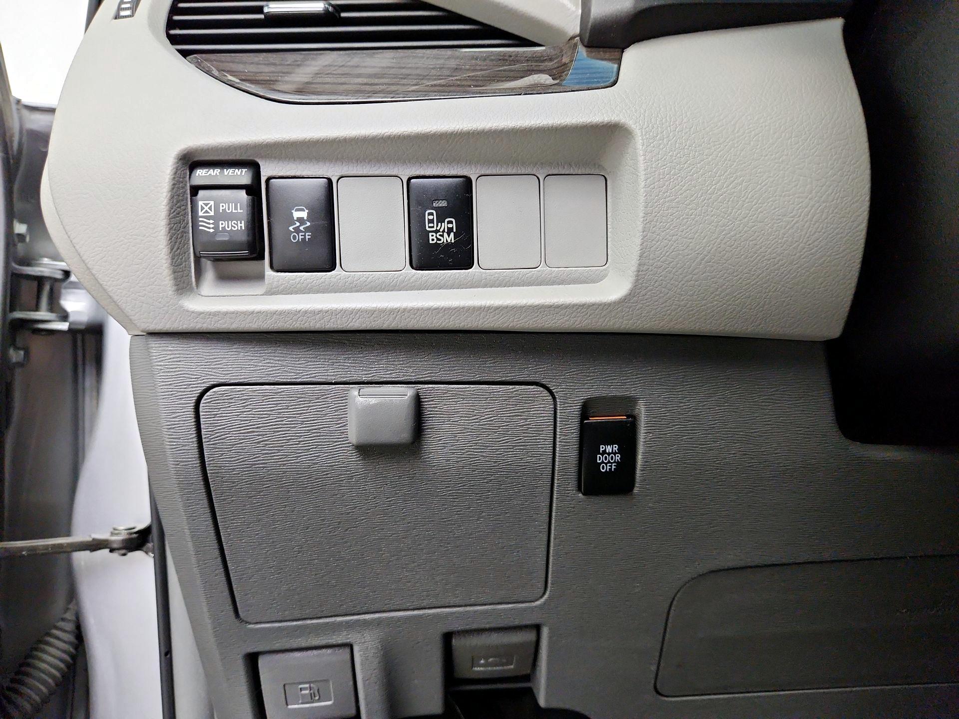 Thumbnail: 2017 Toyota Sienna - 13