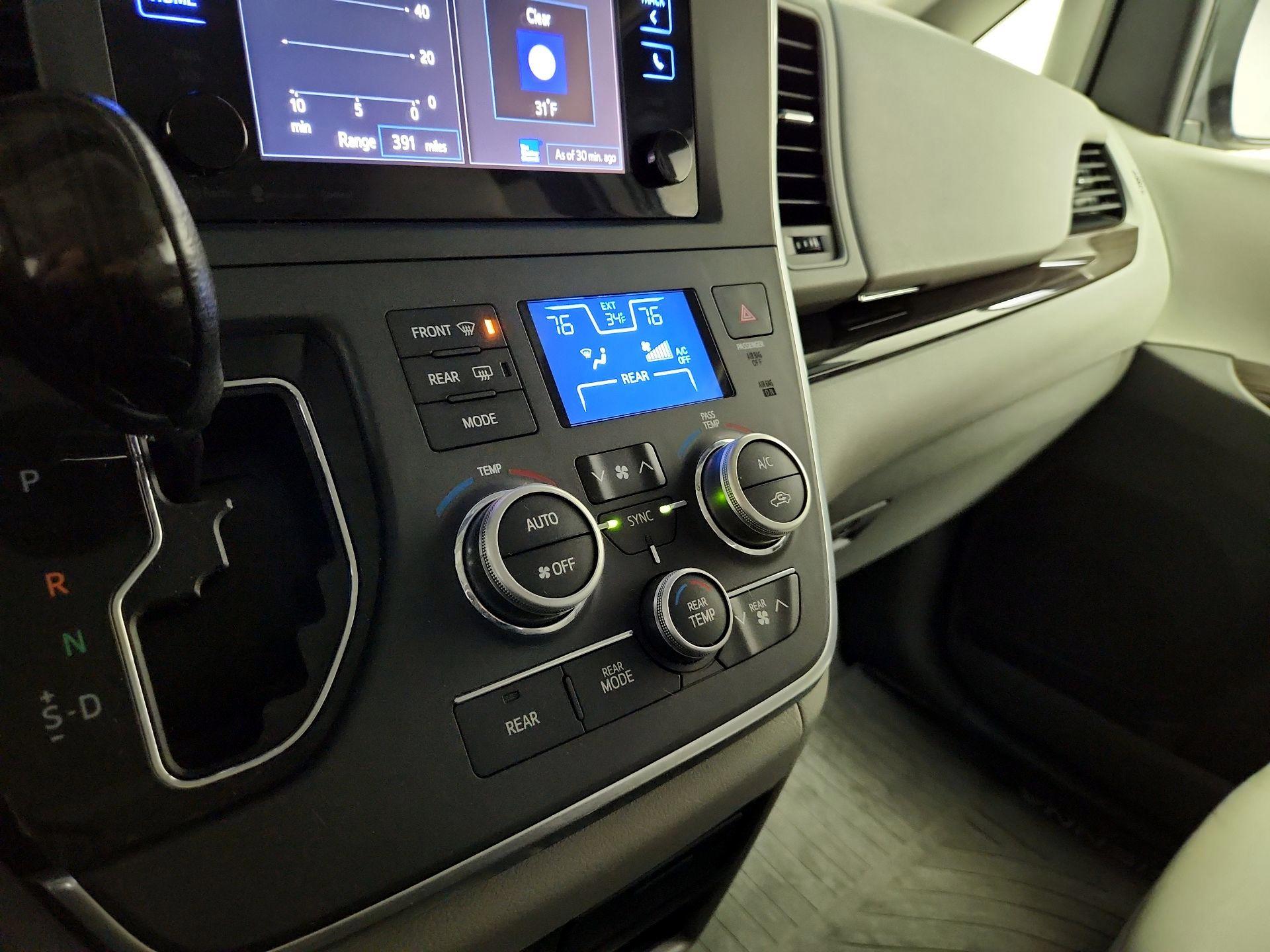 Thumbnail: 2017 Toyota Sienna - 16