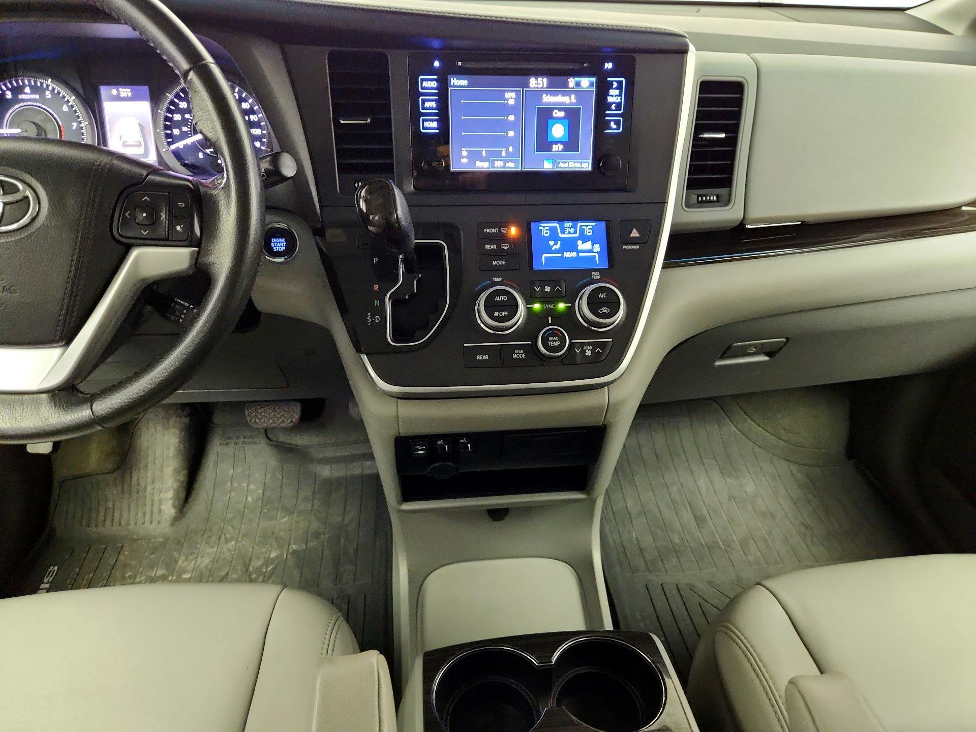 Thumbnail: 2017 Toyota Sienna - 17