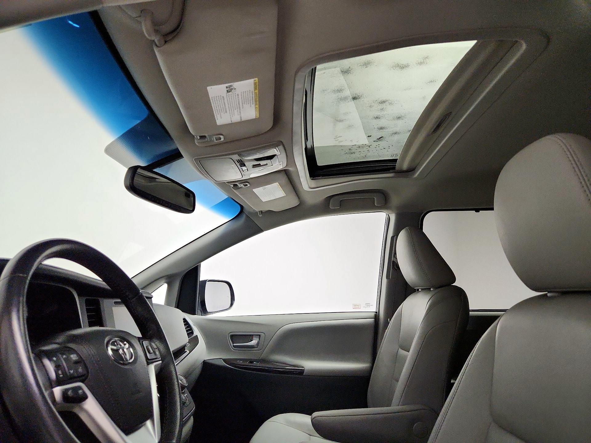 Thumbnail: 2017 Toyota Sienna - 19