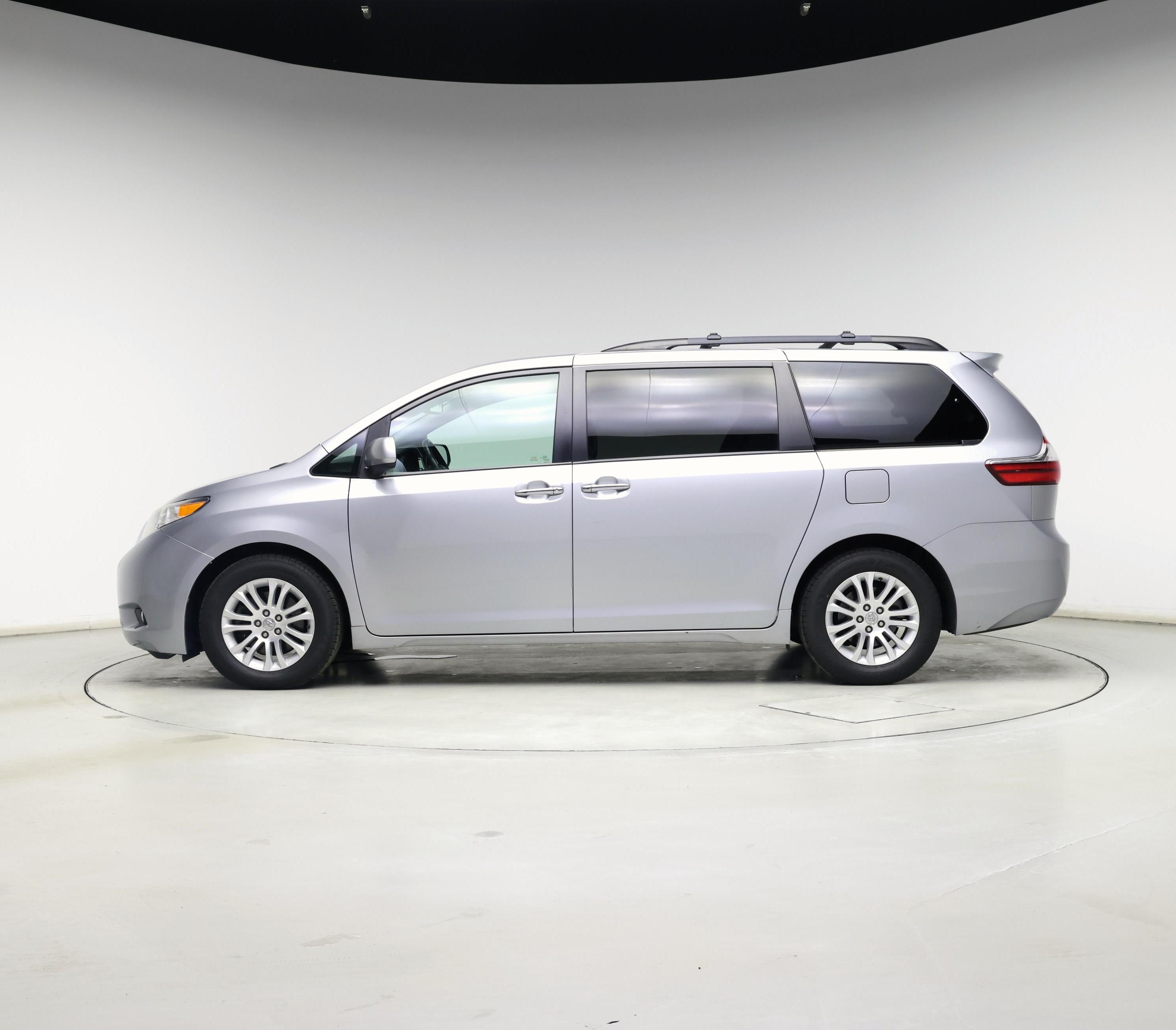 Thumbnail: 2017 Toyota Sienna - 3