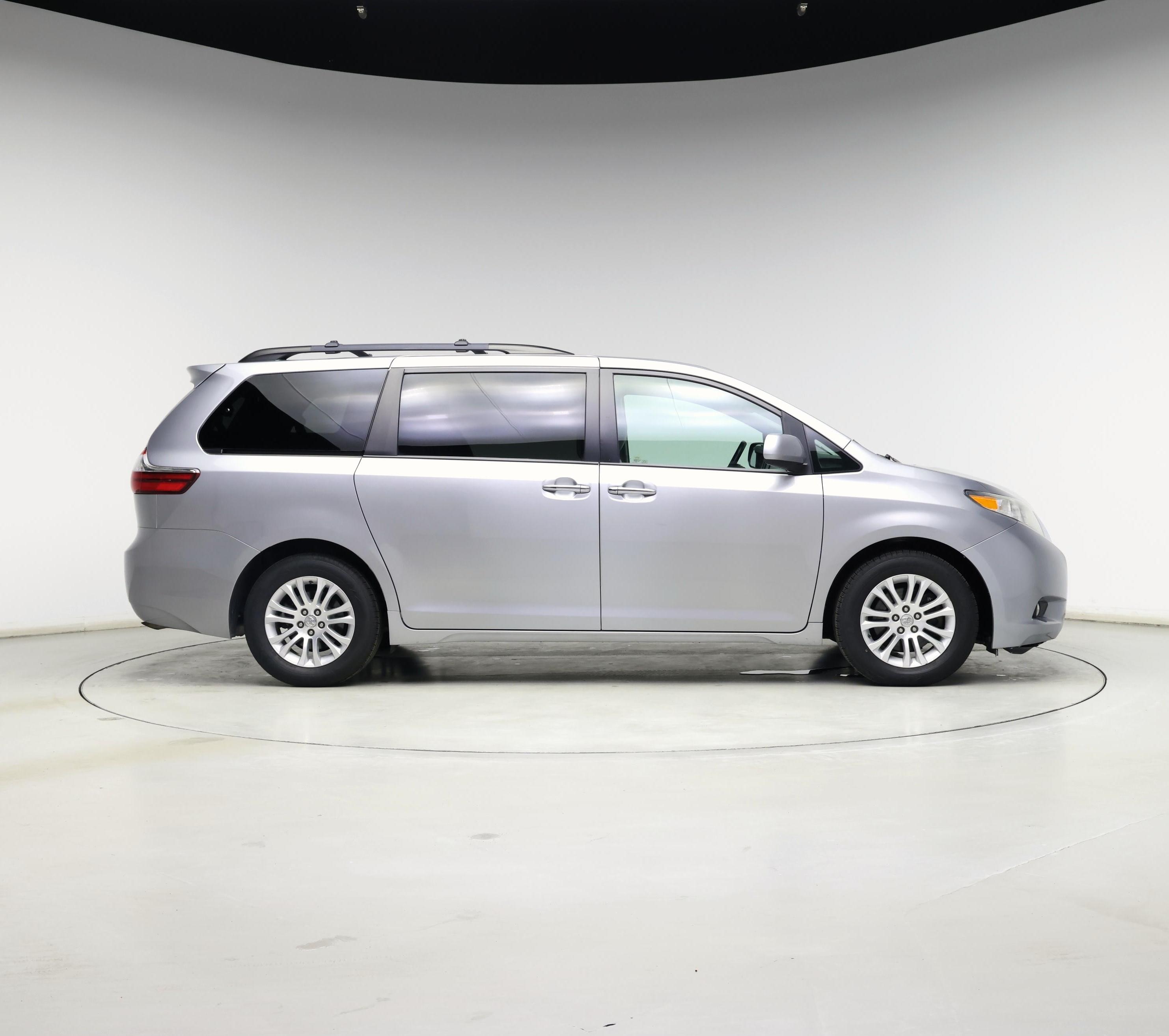 Thumbnail: 2017 Toyota Sienna - 7