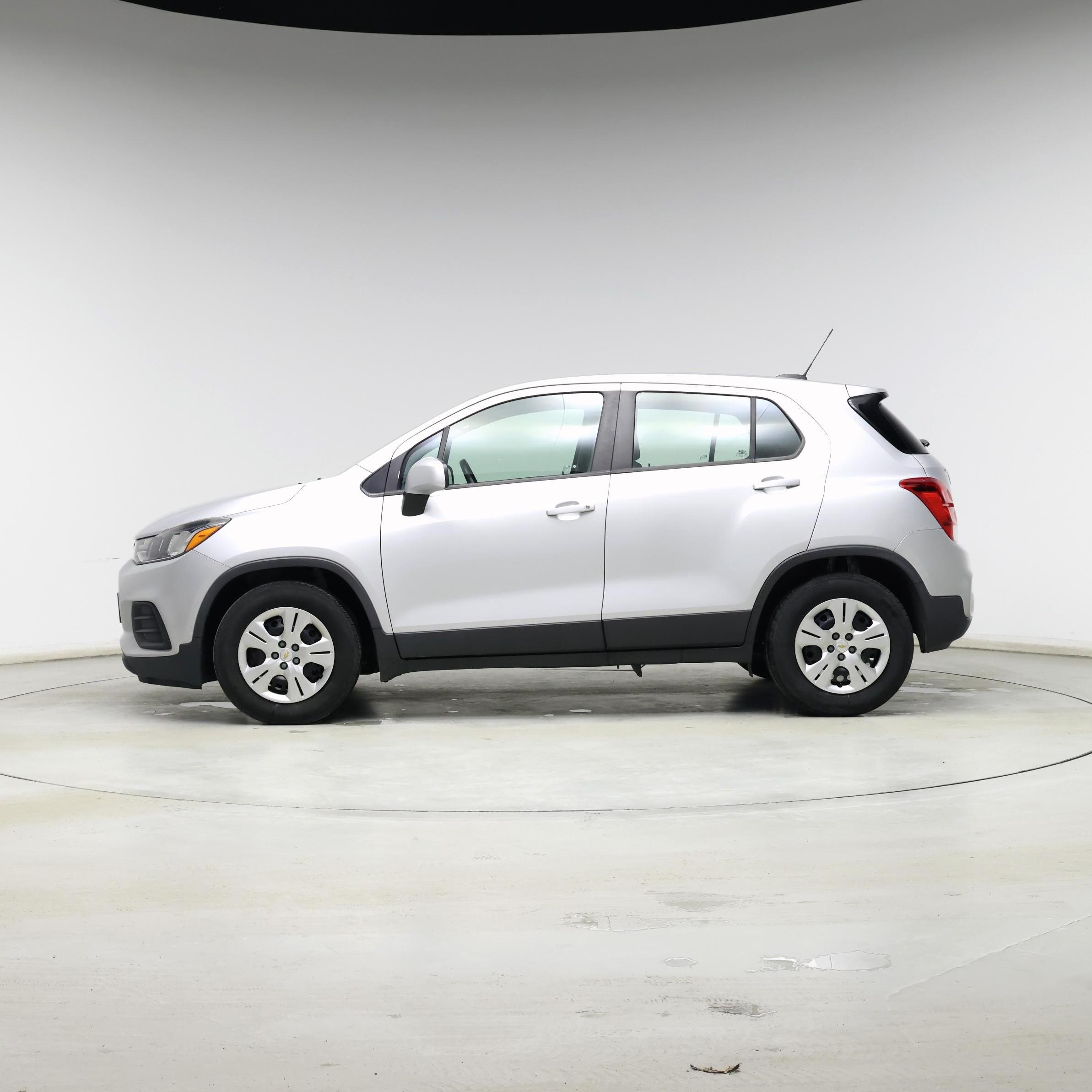 Thumbnail: 2018 Chevrolet Trax - 3