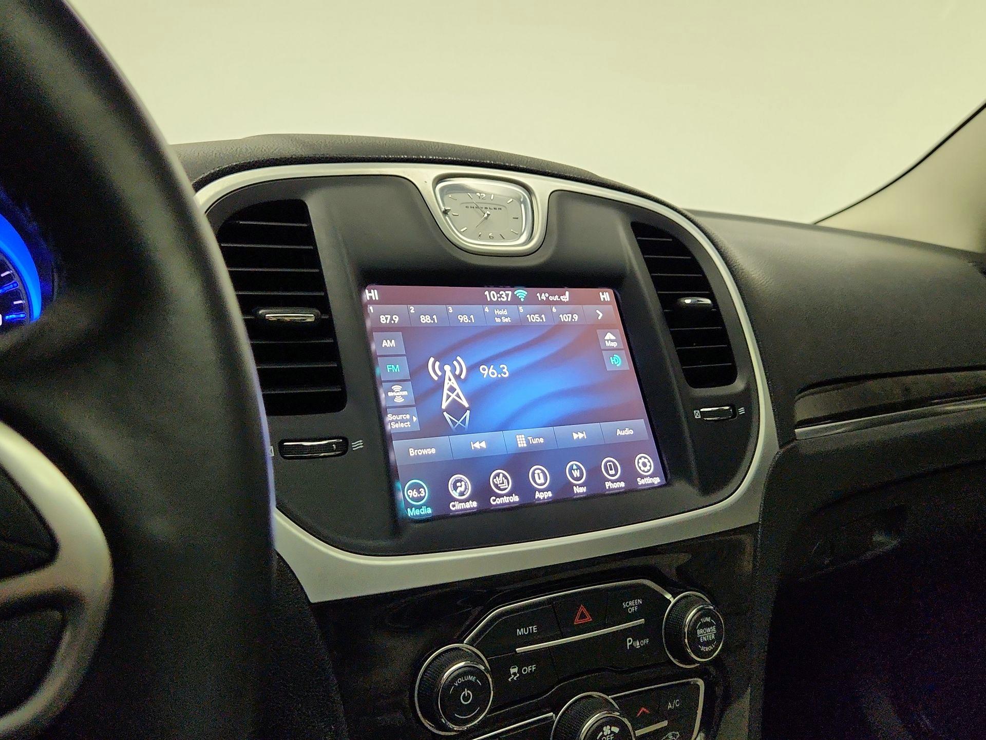 Thumbnail: 2022 Chrysler 300 - 16