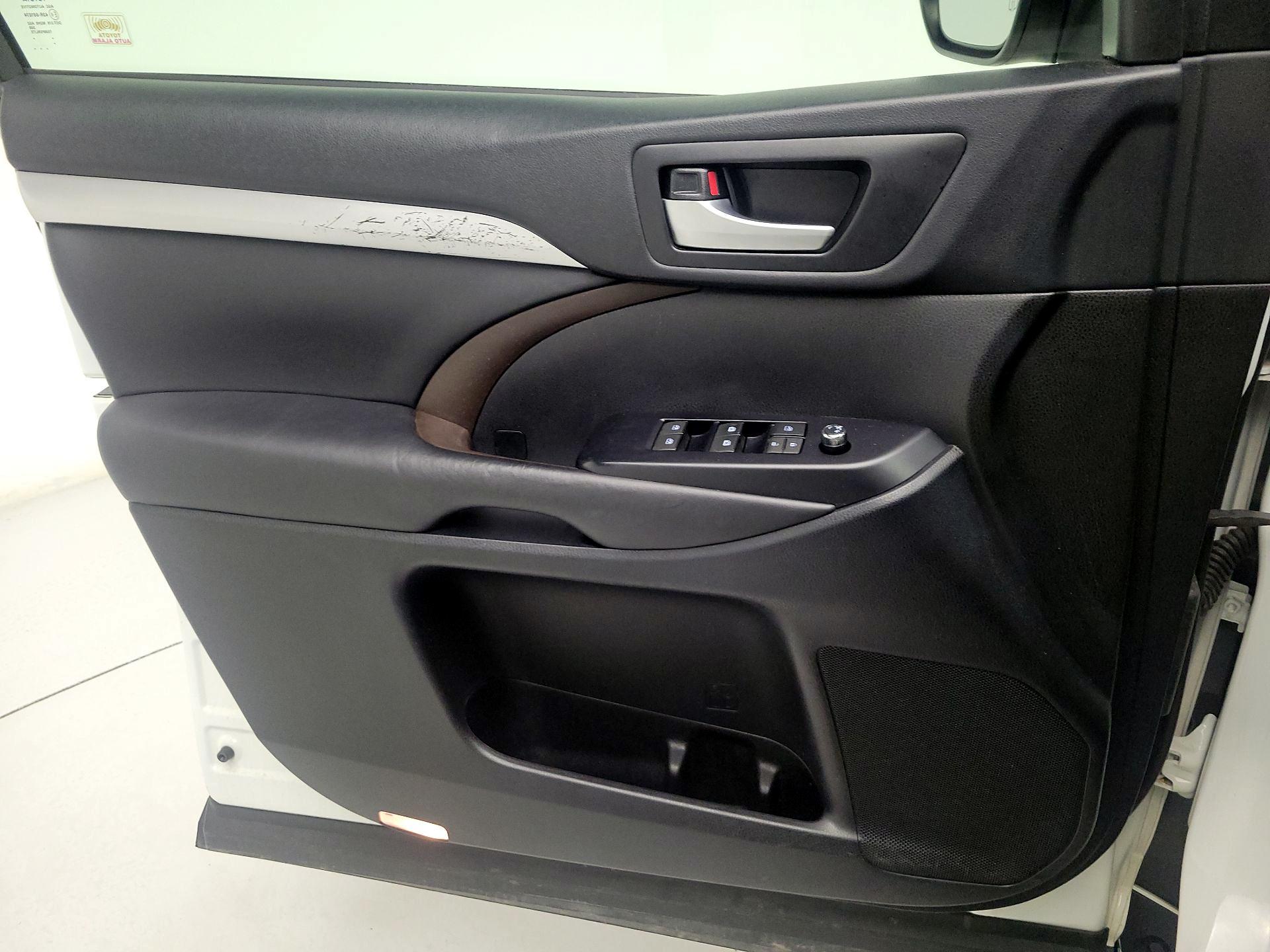 Thumbnail: 2019 Toyota Highlander - 12