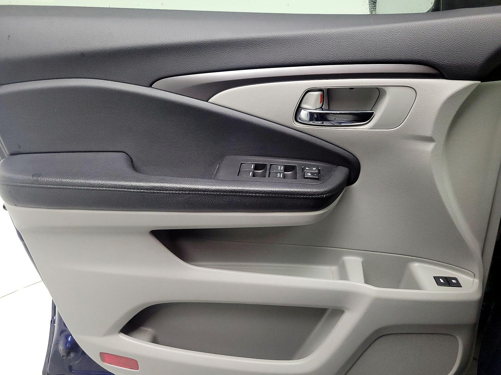 Thumbnail: 2017 Honda Pilot - 12