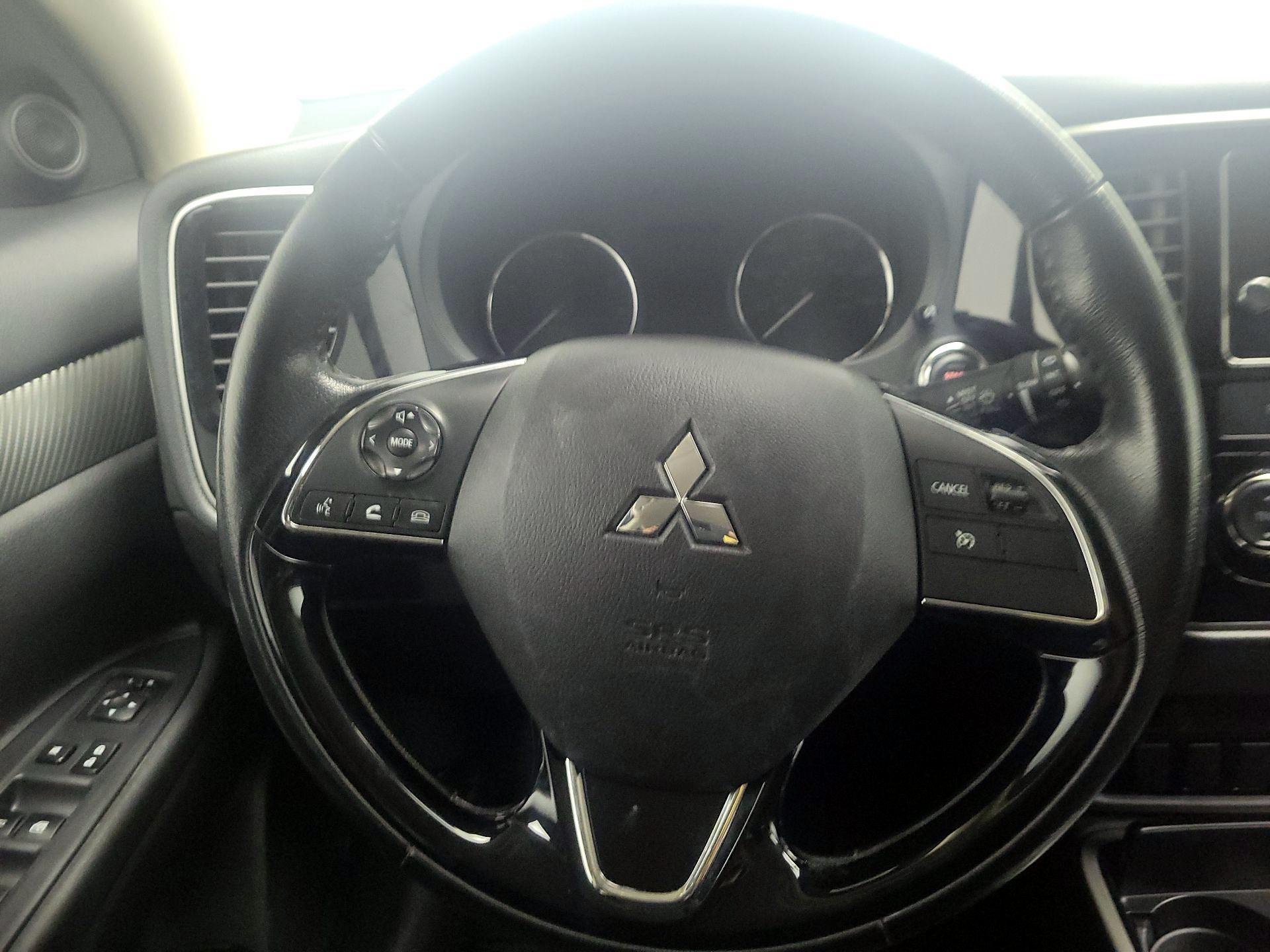 Thumbnail: 2017 Mitsubishi Outlander - 10