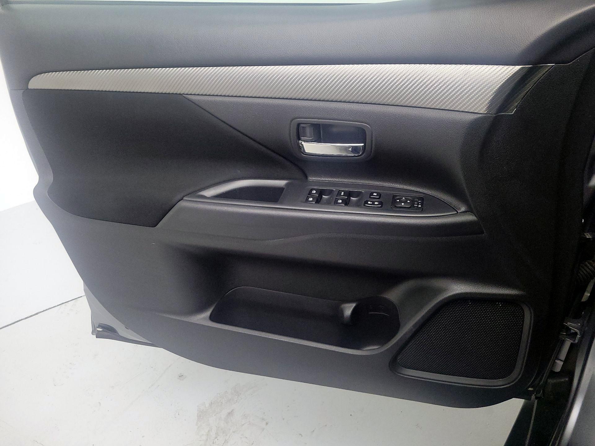 Thumbnail: 2017 Mitsubishi Outlander - 12