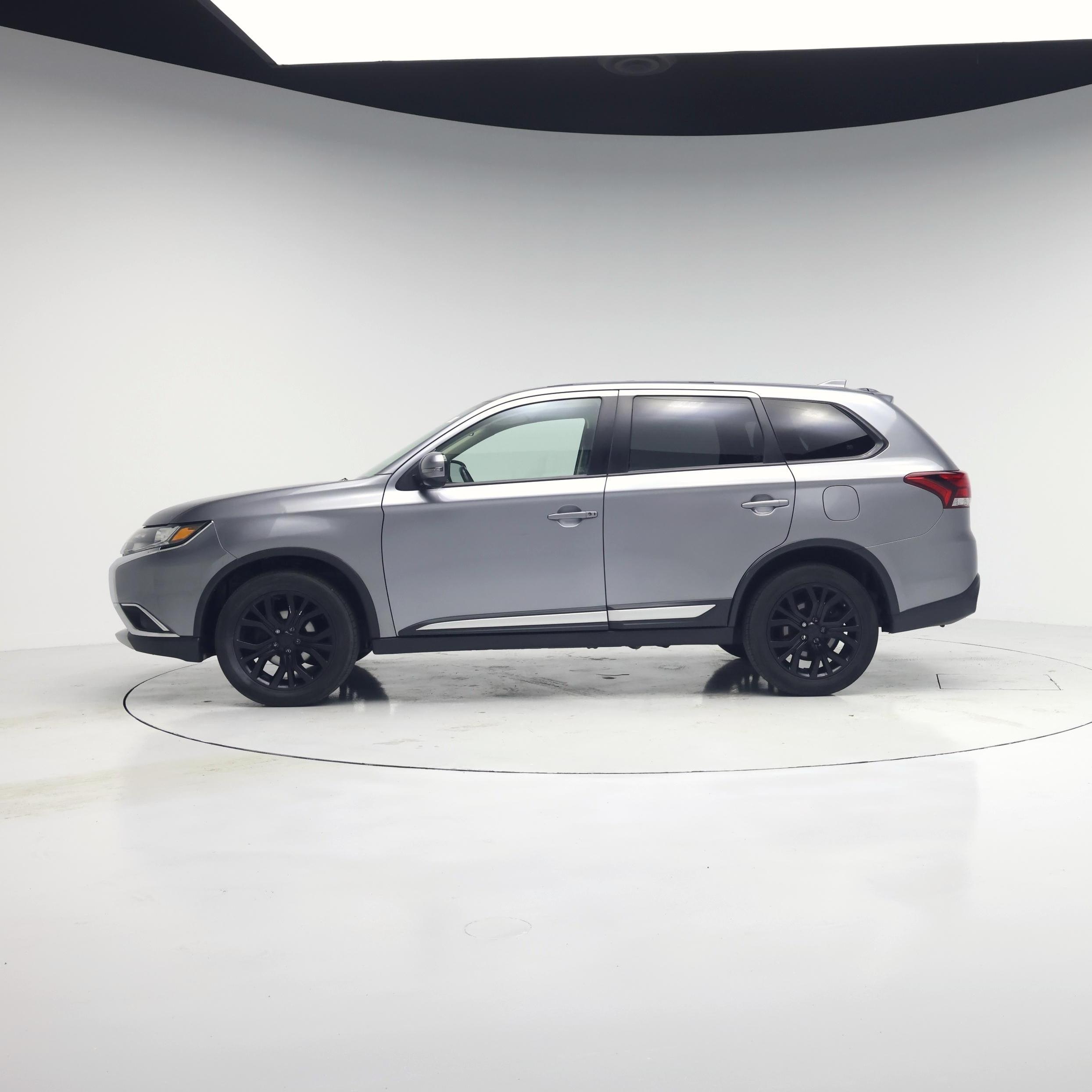 Thumbnail: 2017 Mitsubishi Outlander - 3