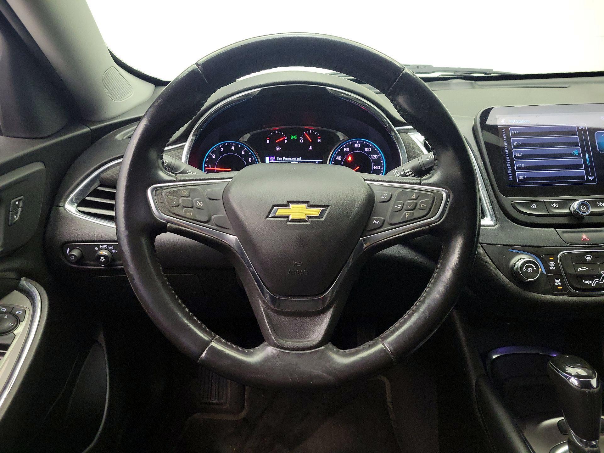 Thumbnail: 2017 Chevrolet Malibu - 10