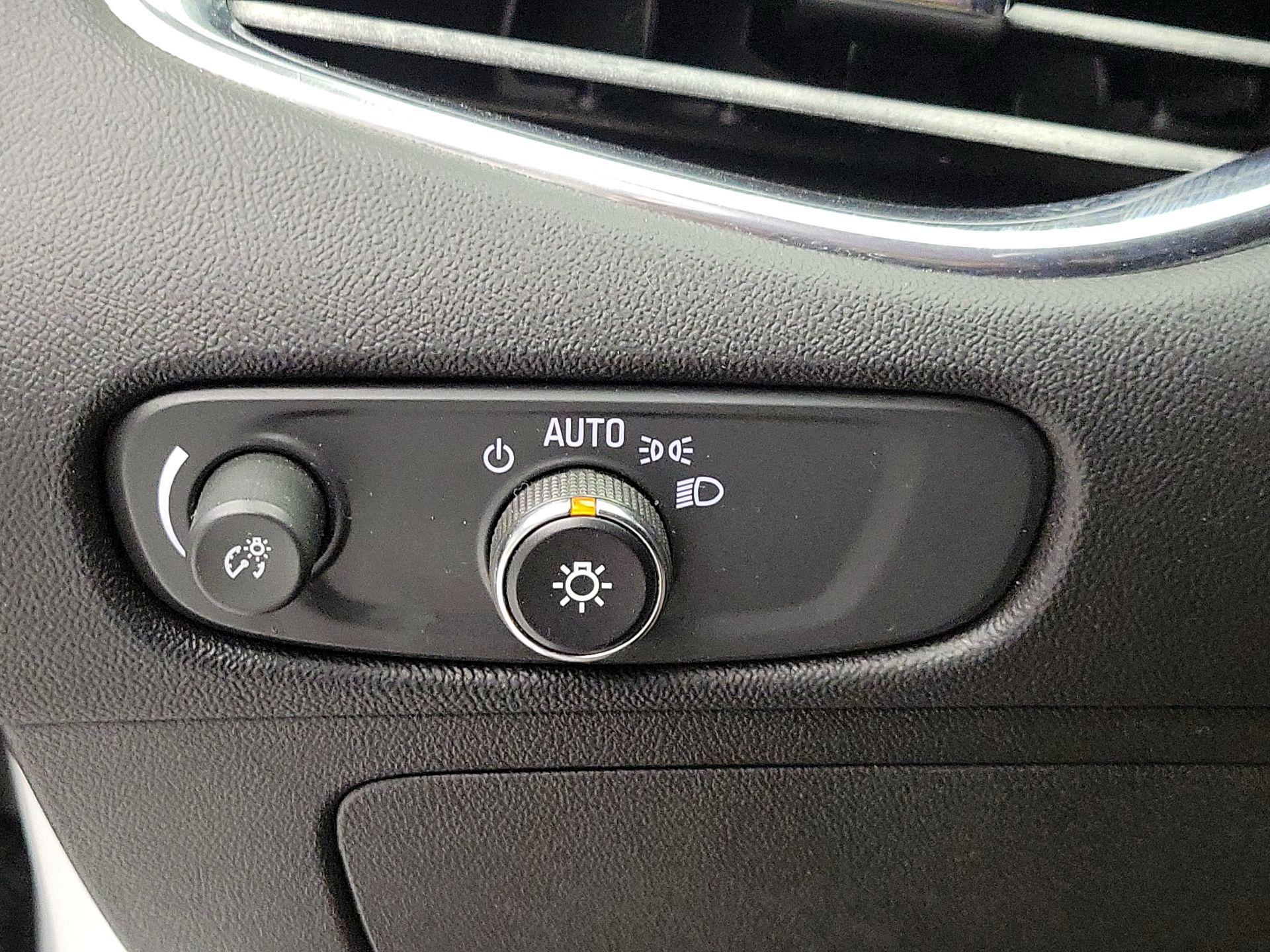 Thumbnail: 2017 Chevrolet Malibu - 13