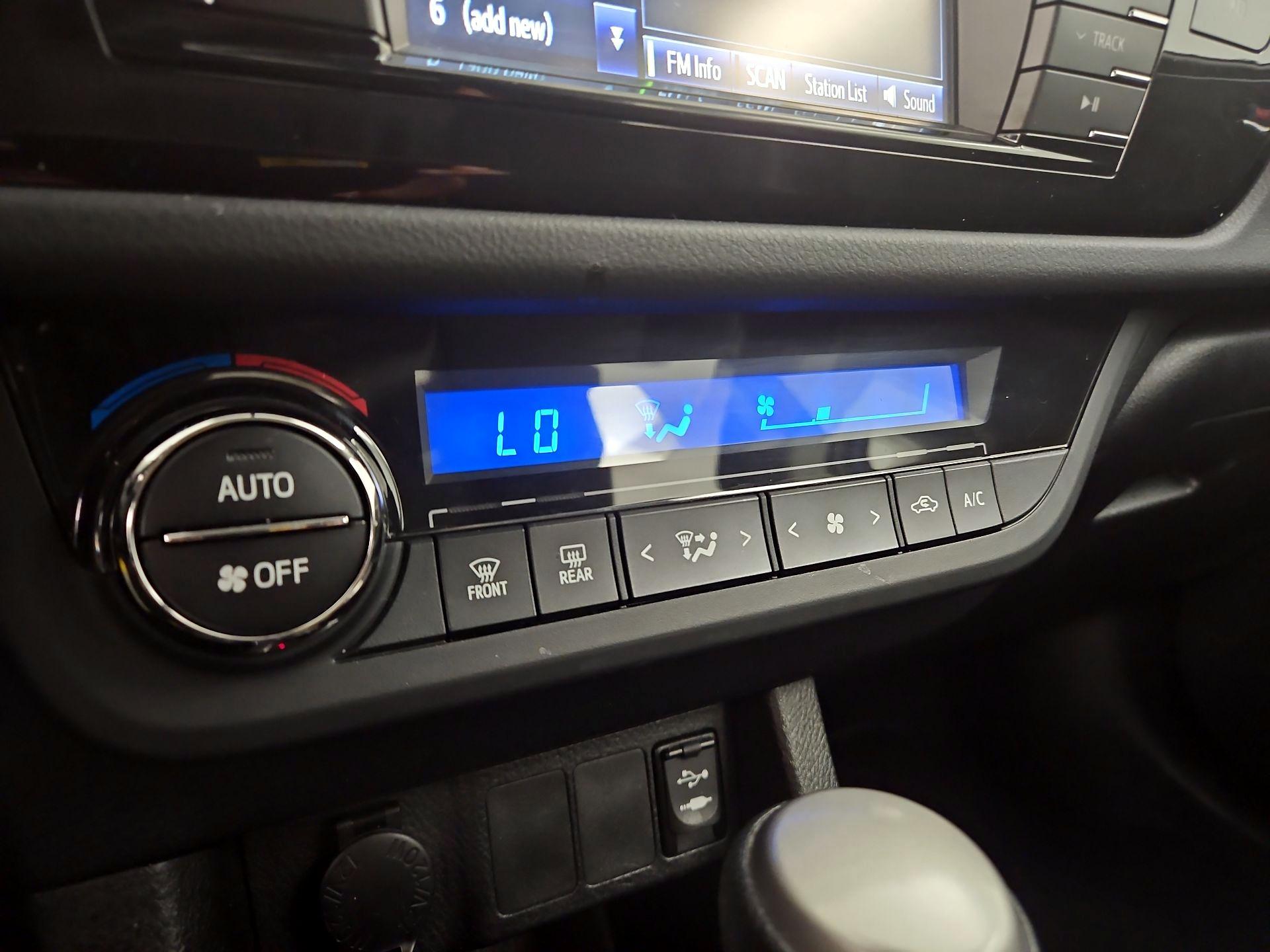 Thumbnail: 2014 Toyota Corolla - 16