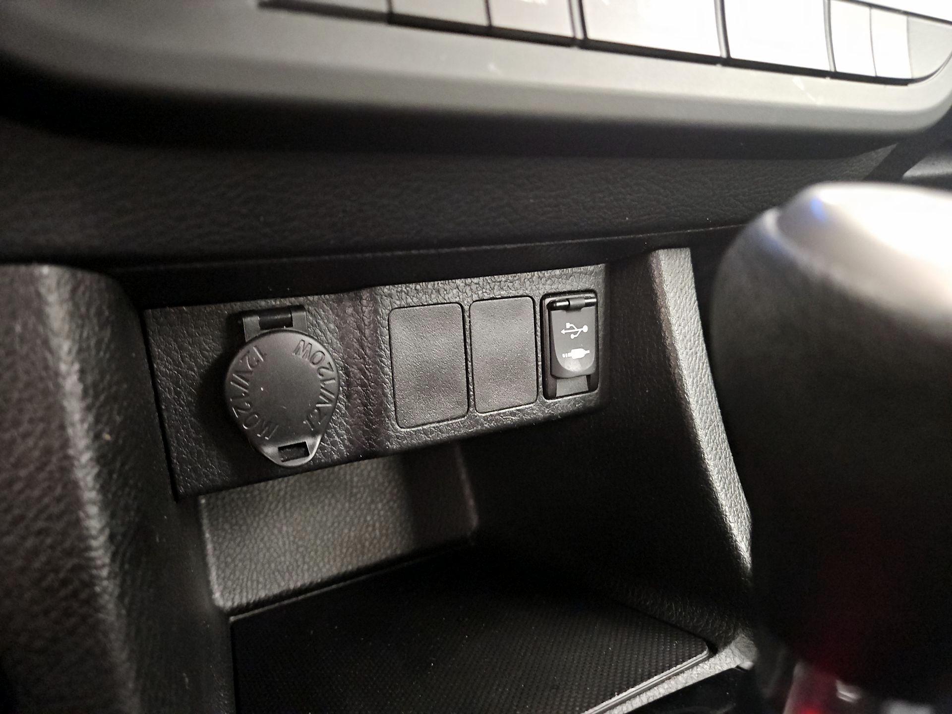 Thumbnail: 2014 Toyota Corolla - 18