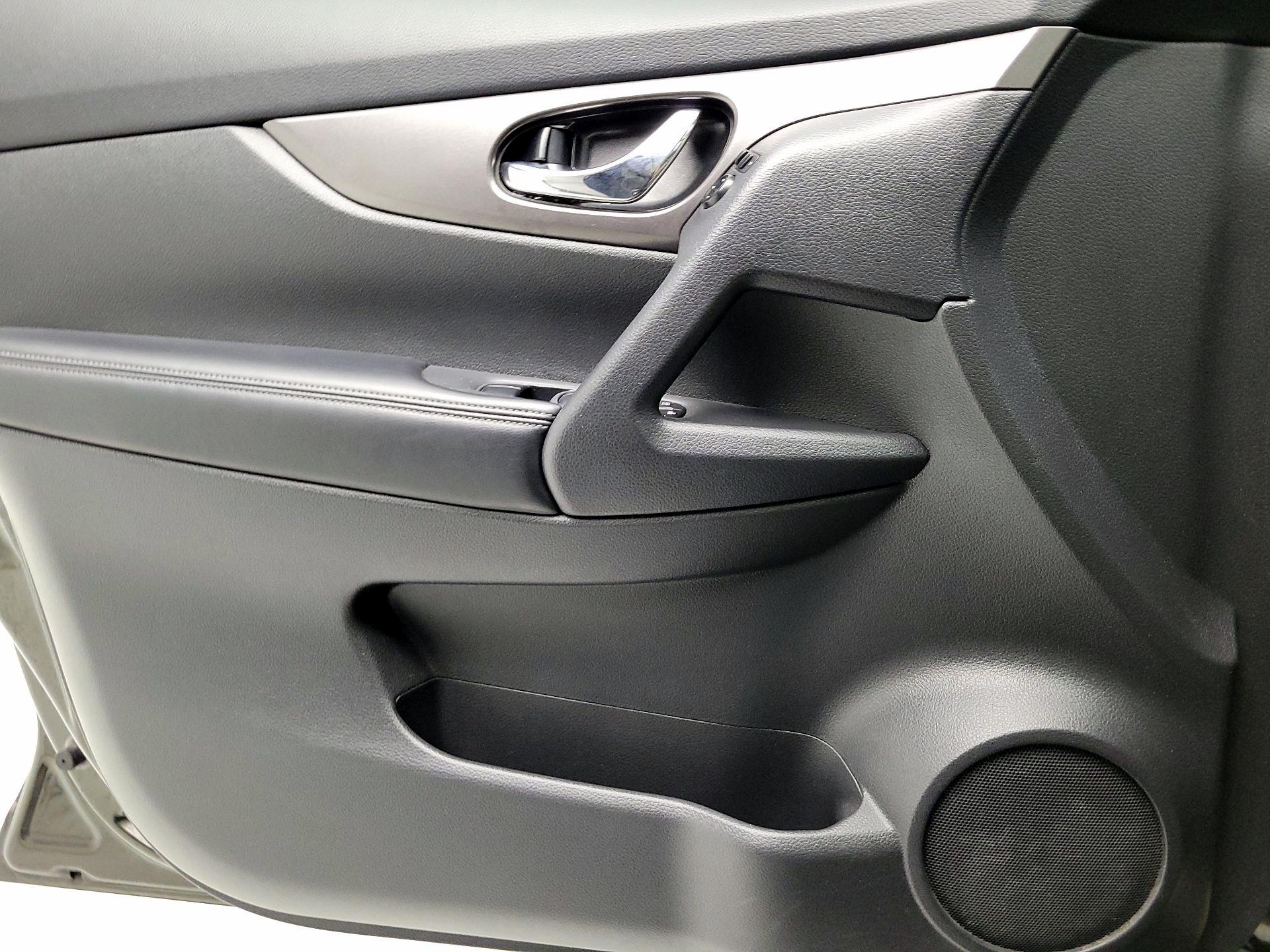 Thumbnail: 2016 Nissan Rogue - 12