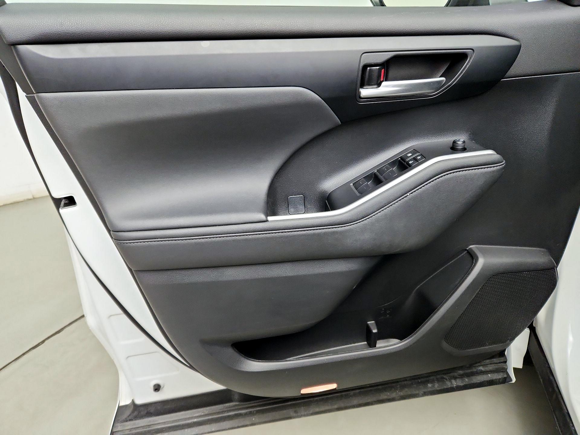 Thumbnail: 2023 Toyota Highlander - 12