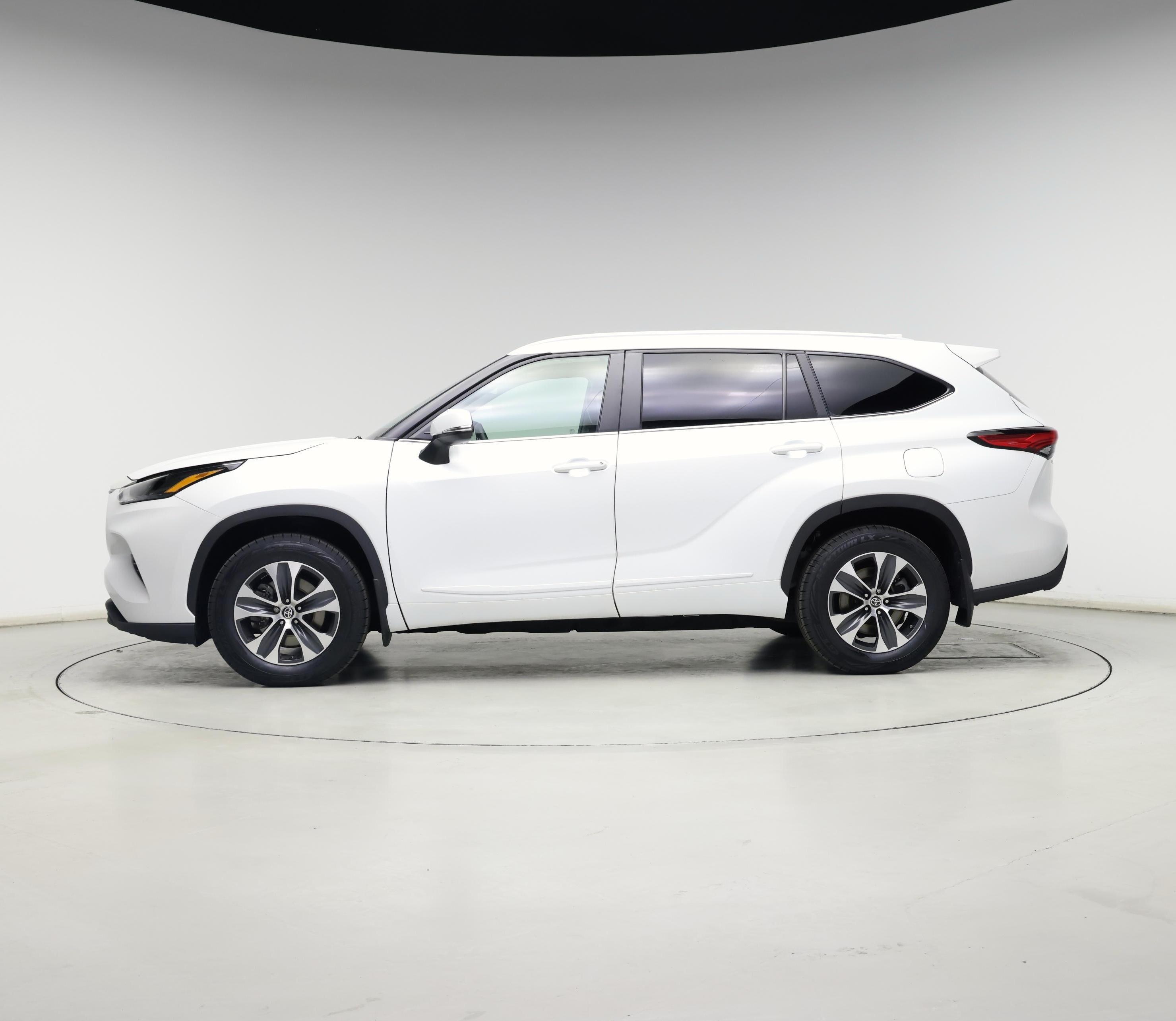 Thumbnail: 2023 Toyota Highlander - 3