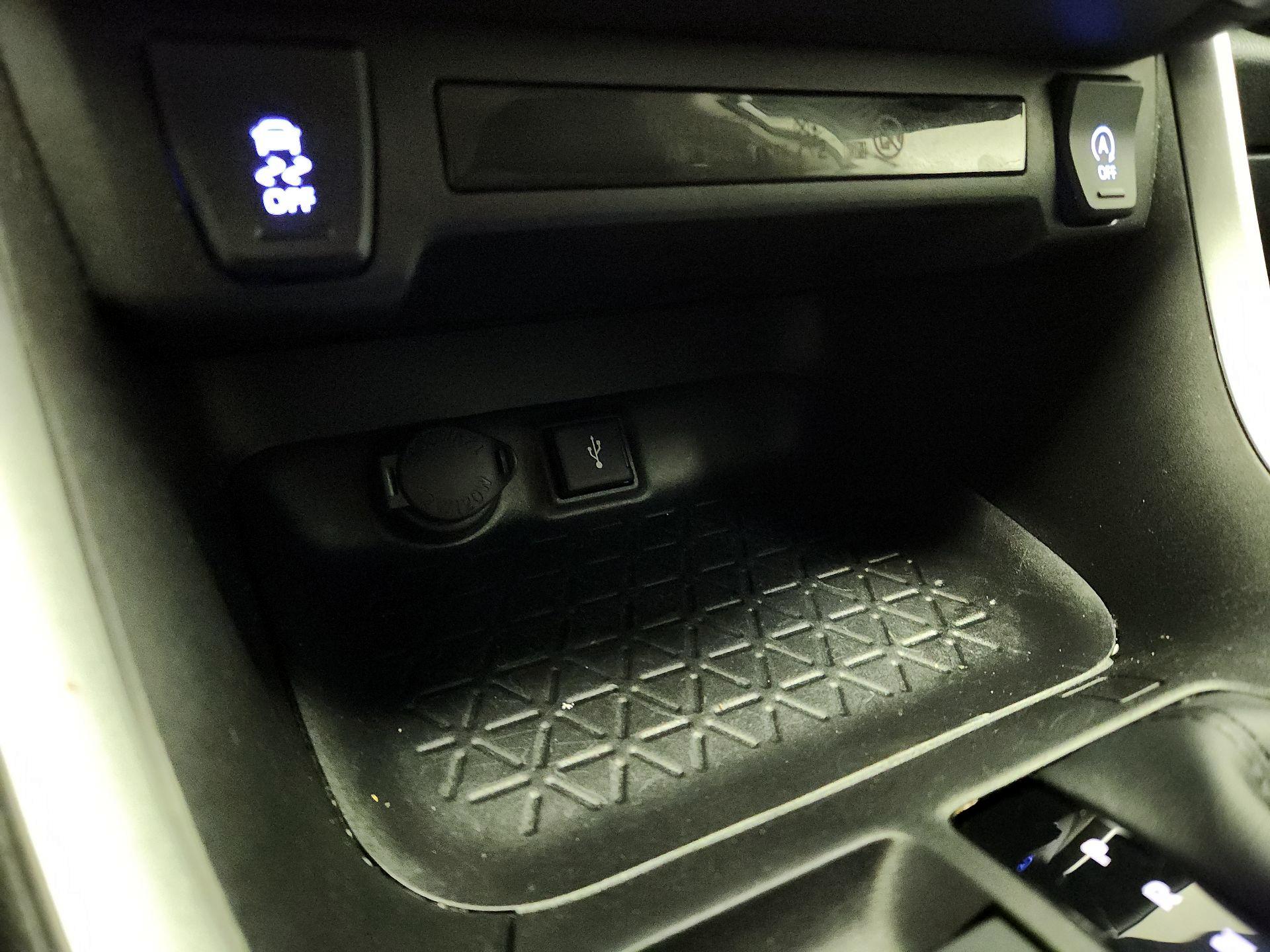 Thumbnail: 2022 Toyota RAV4 - 18