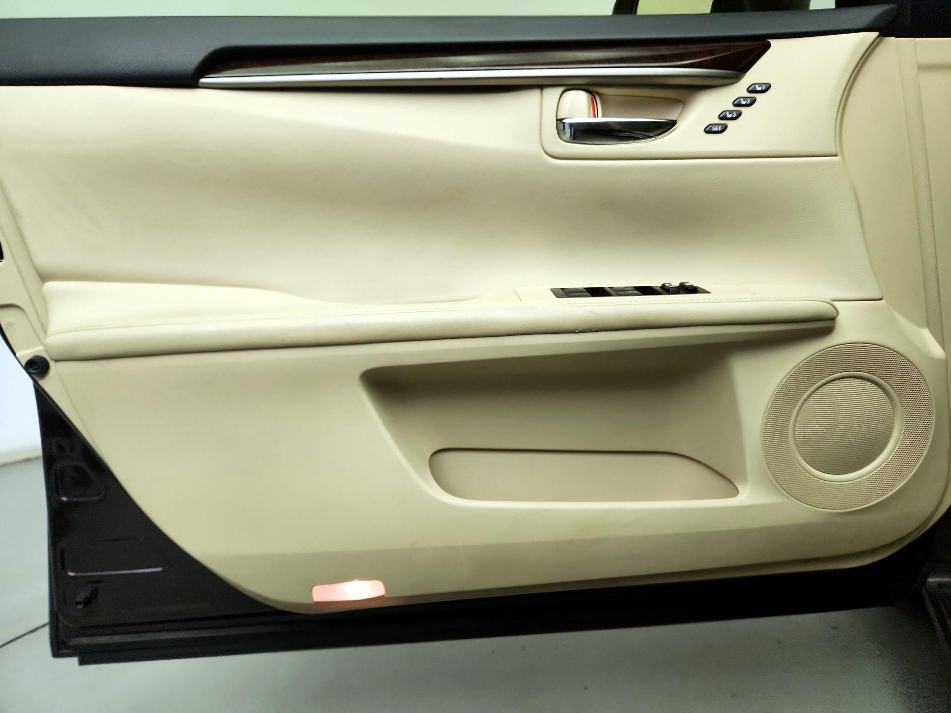Thumbnail: 2015 Lexus ES - 12