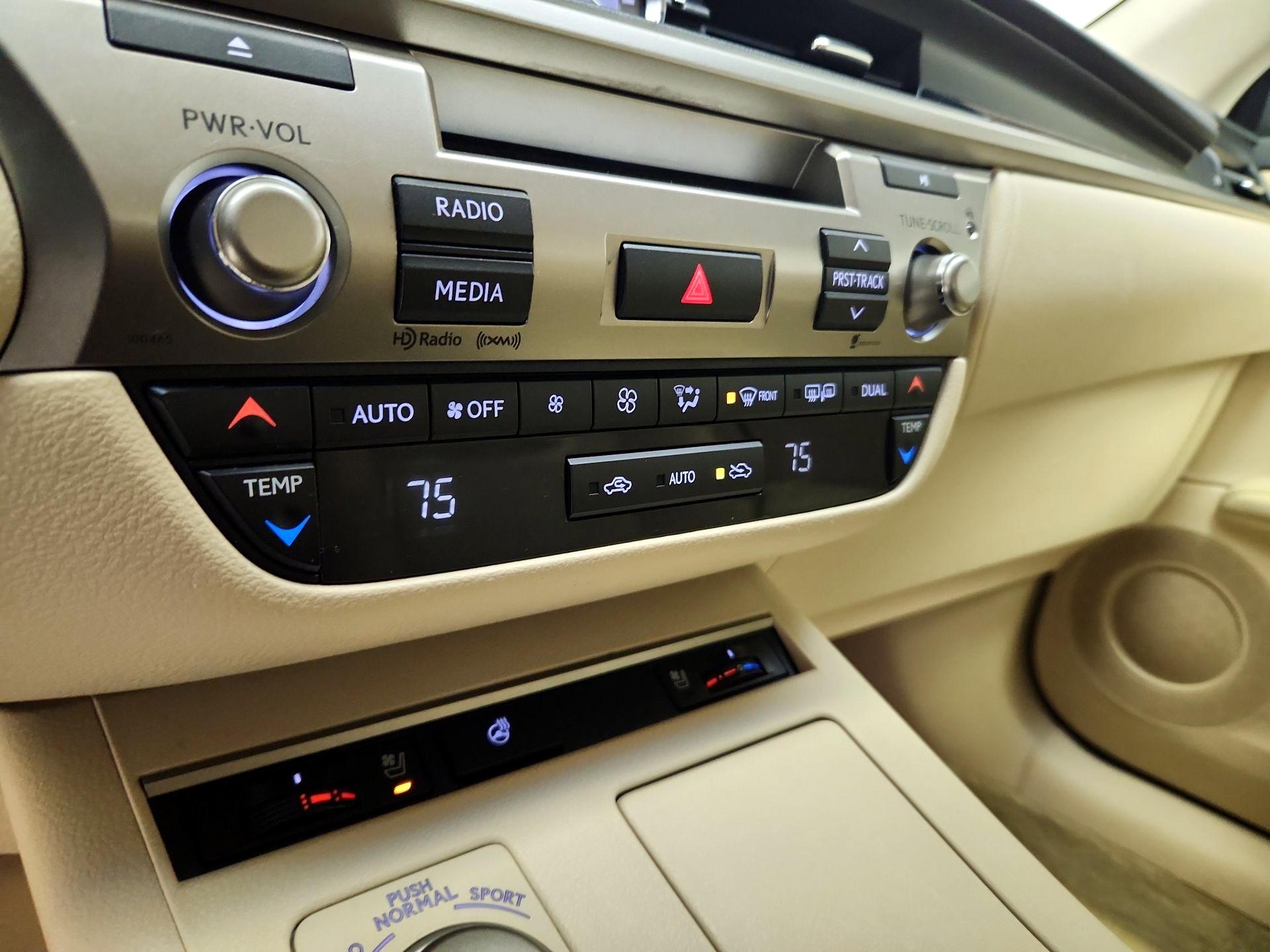 Thumbnail: 2015 Lexus ES - 16