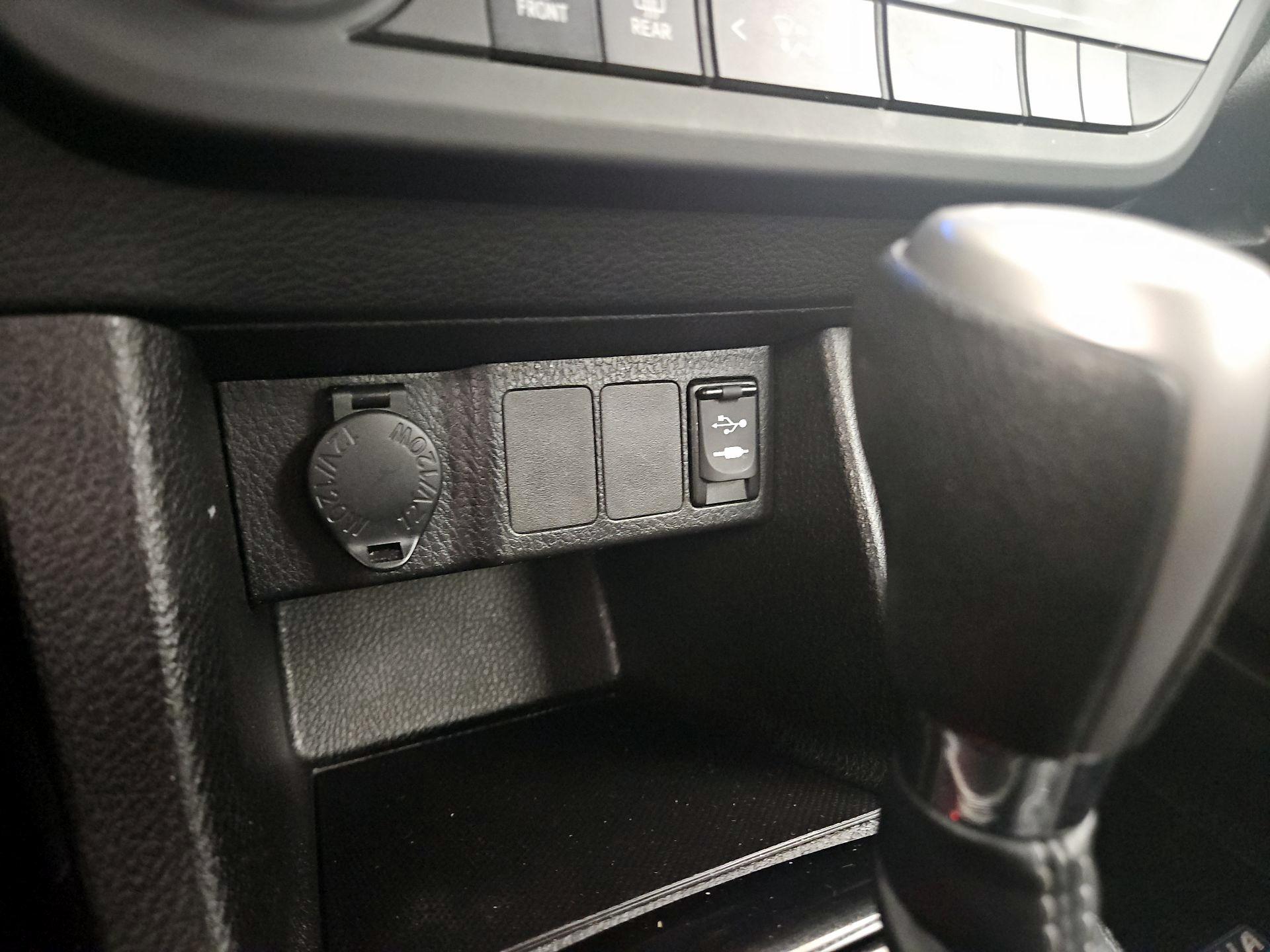 Thumbnail: 2014 Toyota Corolla - 18