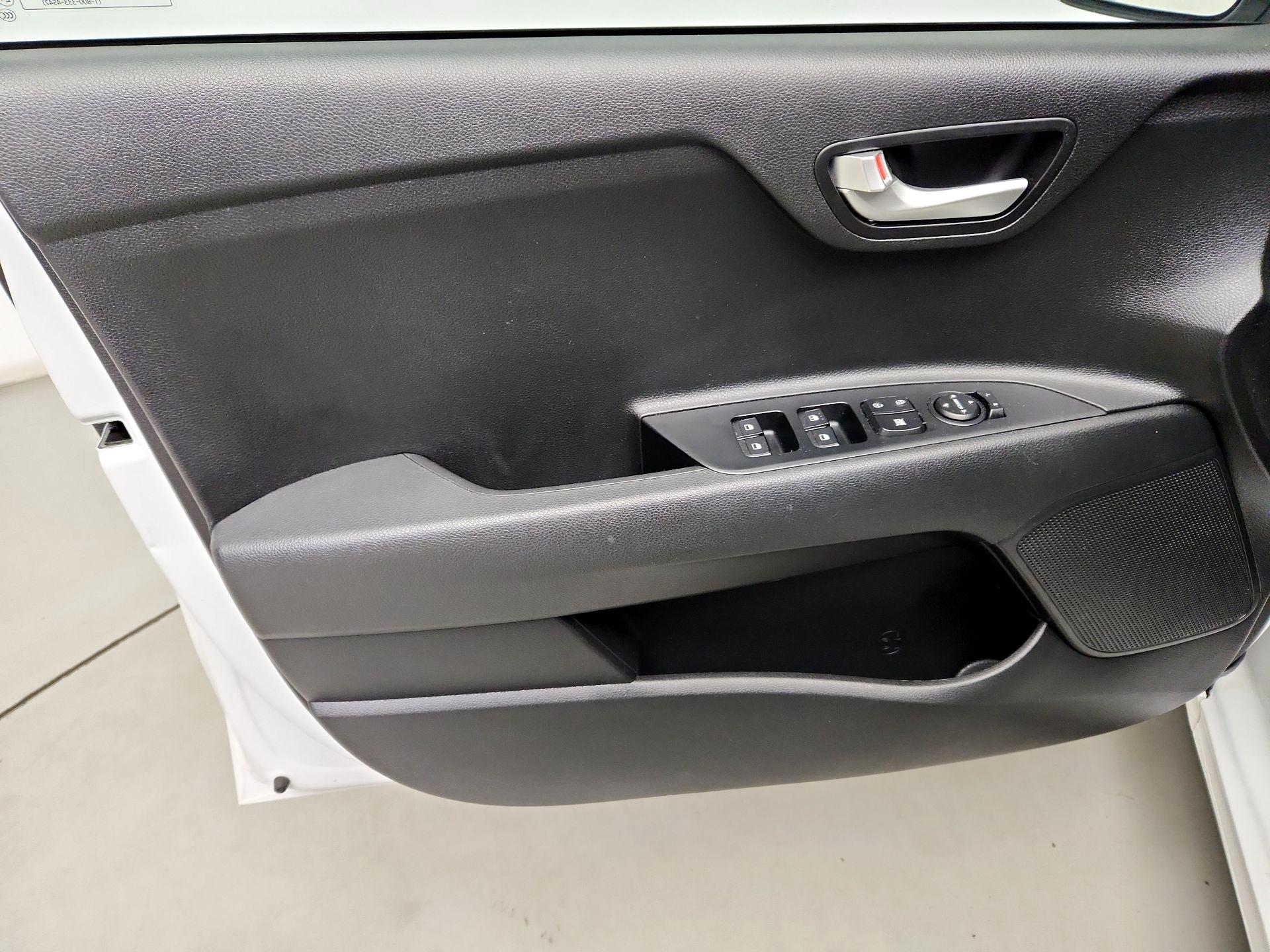 Thumbnail: 2023 Kia Rio - 12