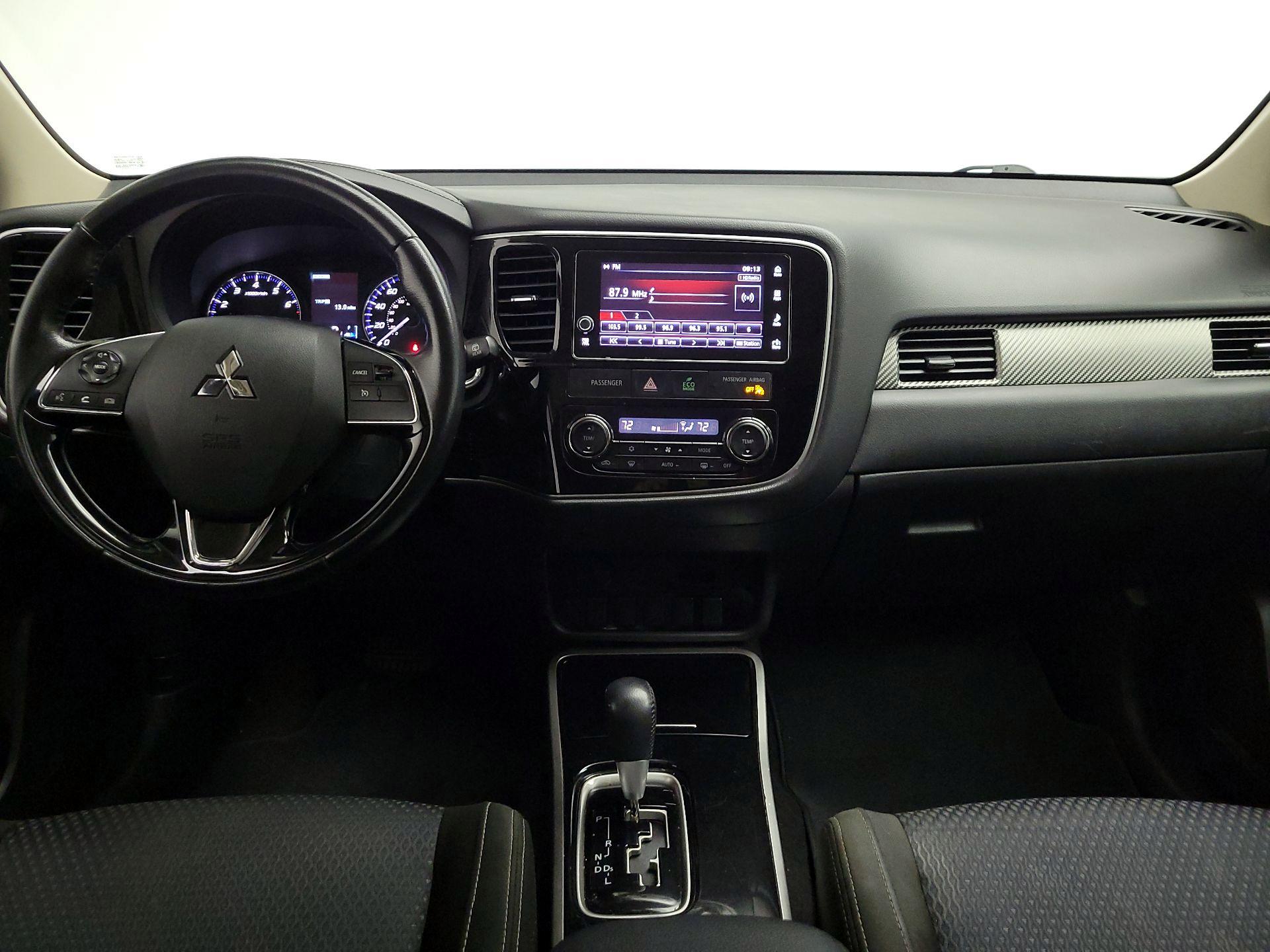 Thumbnail: 2017 Mitsubishi Outlander - 9