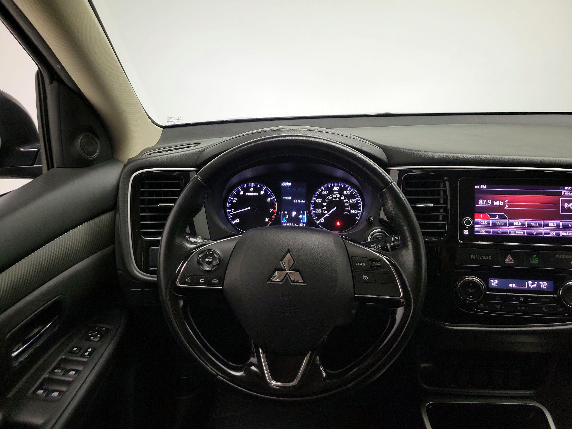 Thumbnail: 2017 Mitsubishi Outlander - 10