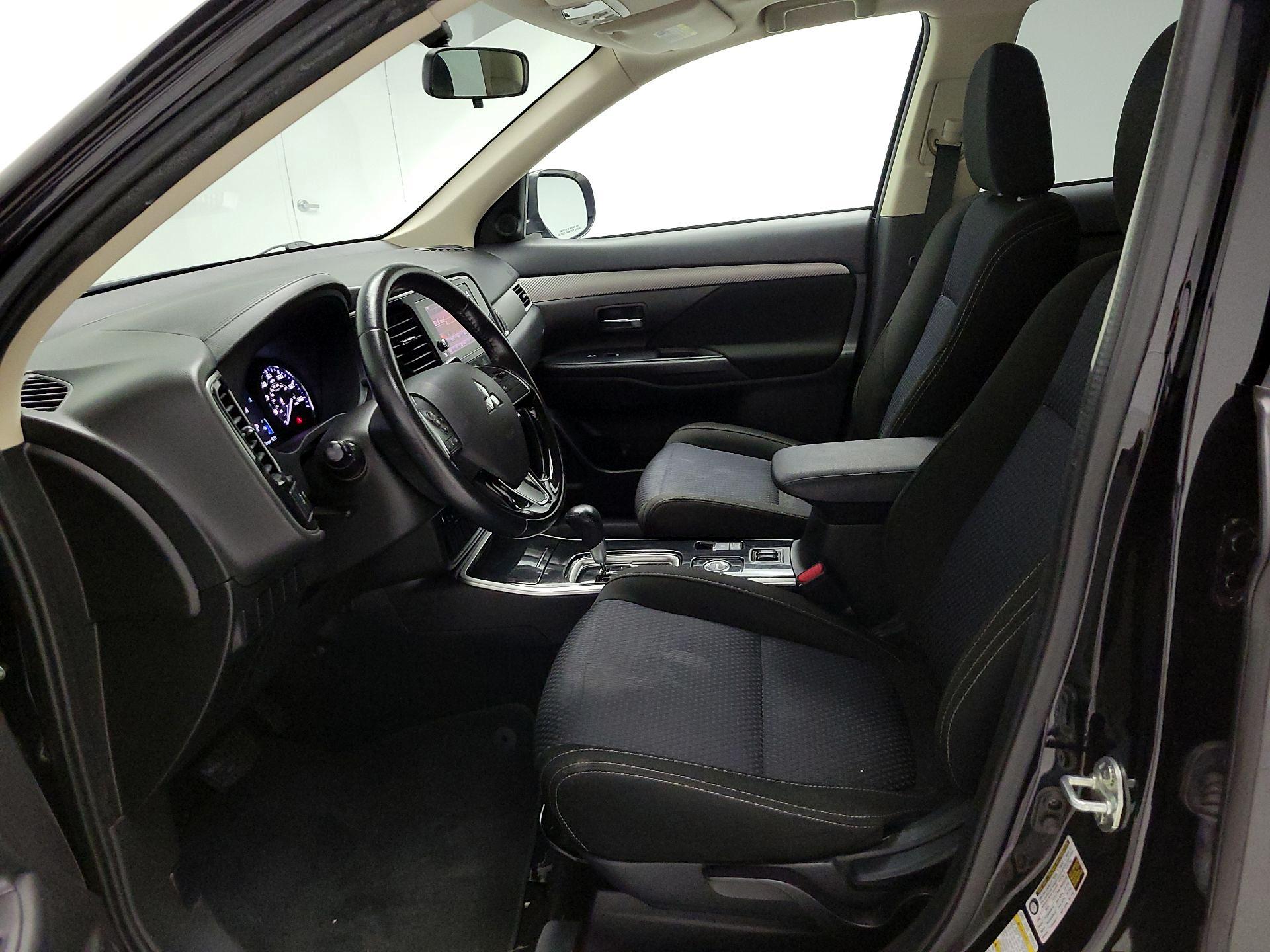 Thumbnail: 2017 Mitsubishi Outlander - 11