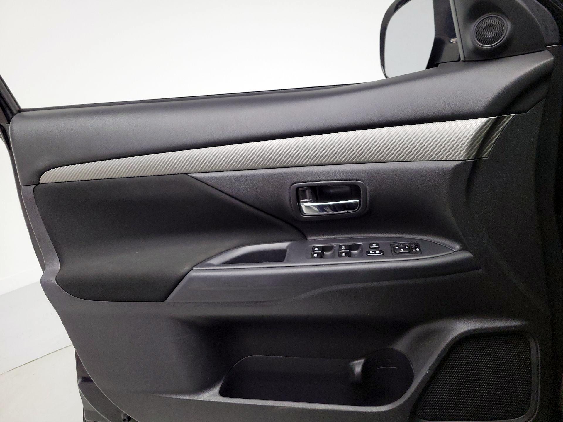 Thumbnail: 2017 Mitsubishi Outlander - 12