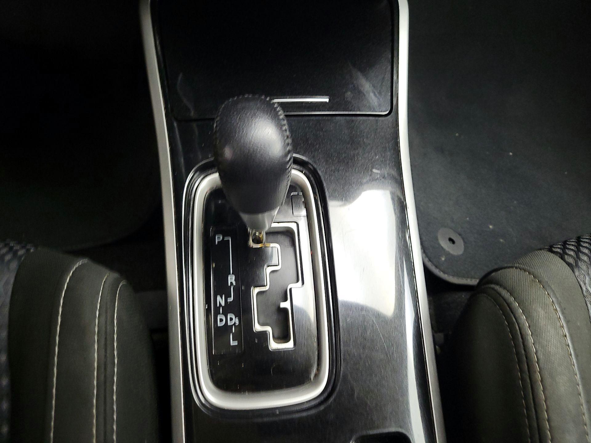 Thumbnail: 2017 Mitsubishi Outlander - 16