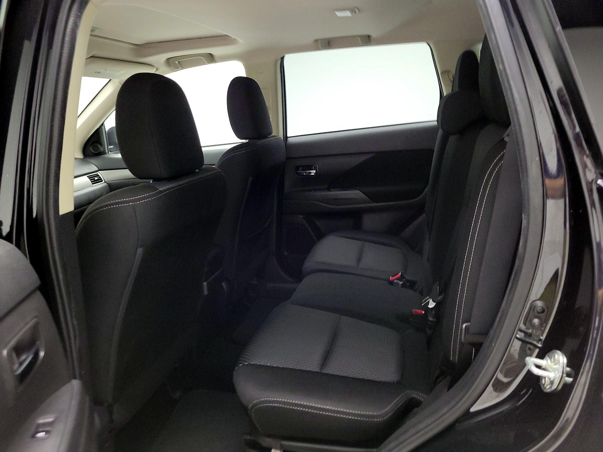 Thumbnail: 2017 Mitsubishi Outlander - 17