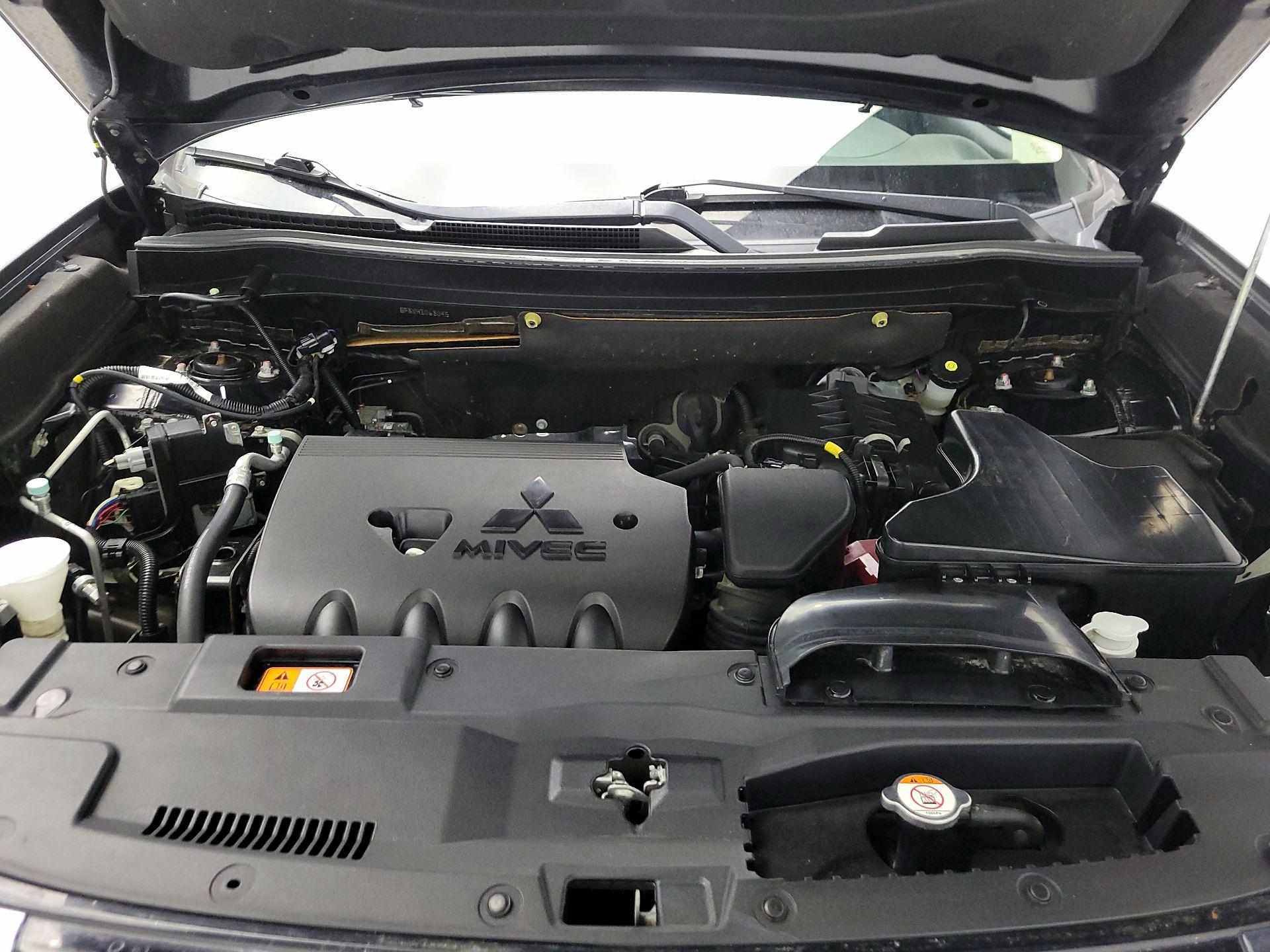 Thumbnail: 2017 Mitsubishi Outlander - 19