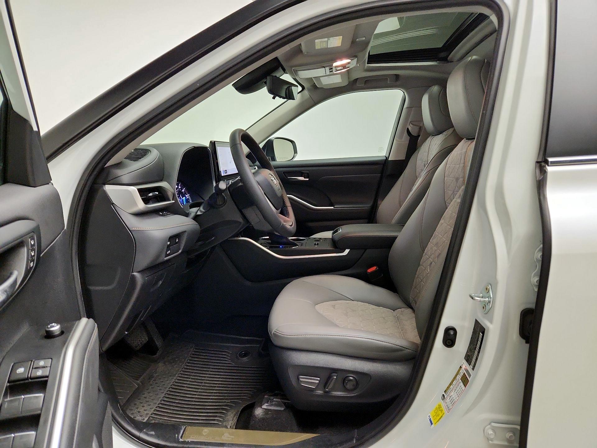 Thumbnail: 2023 Toyota Highlander - 11