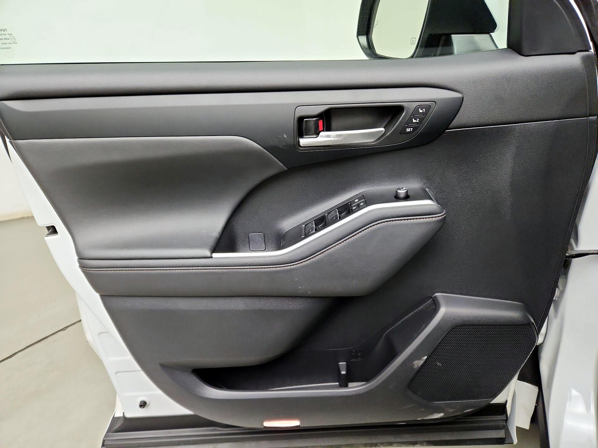 Thumbnail: 2023 Toyota Highlander - 12