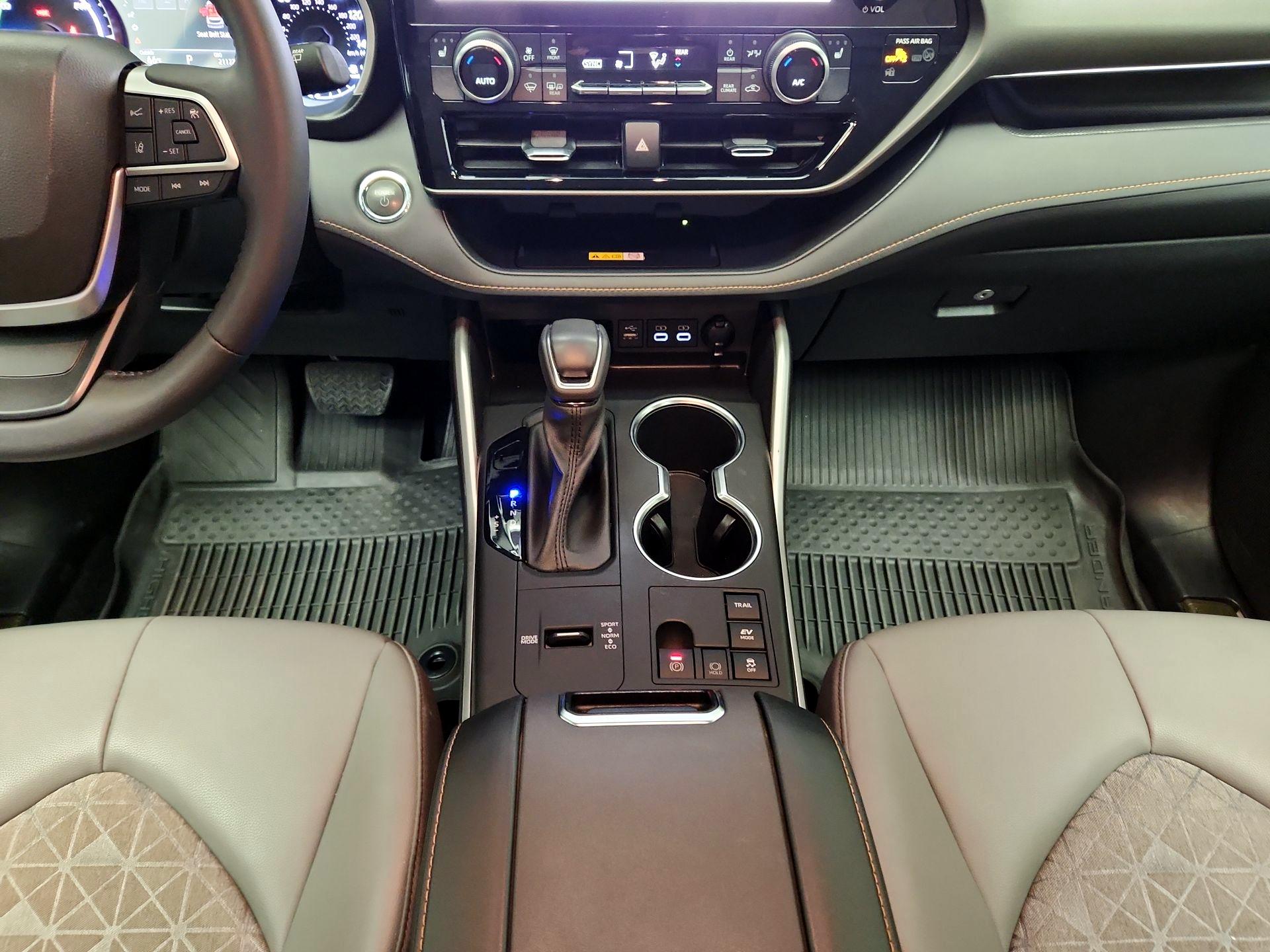 Thumbnail: 2023 Toyota Highlander - 17