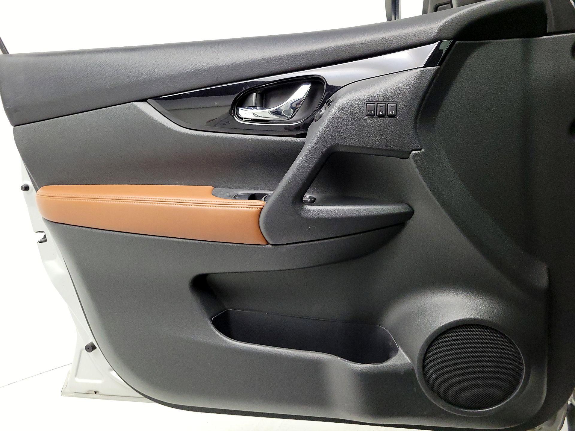 Thumbnail: 2017 Nissan Rogue - 12