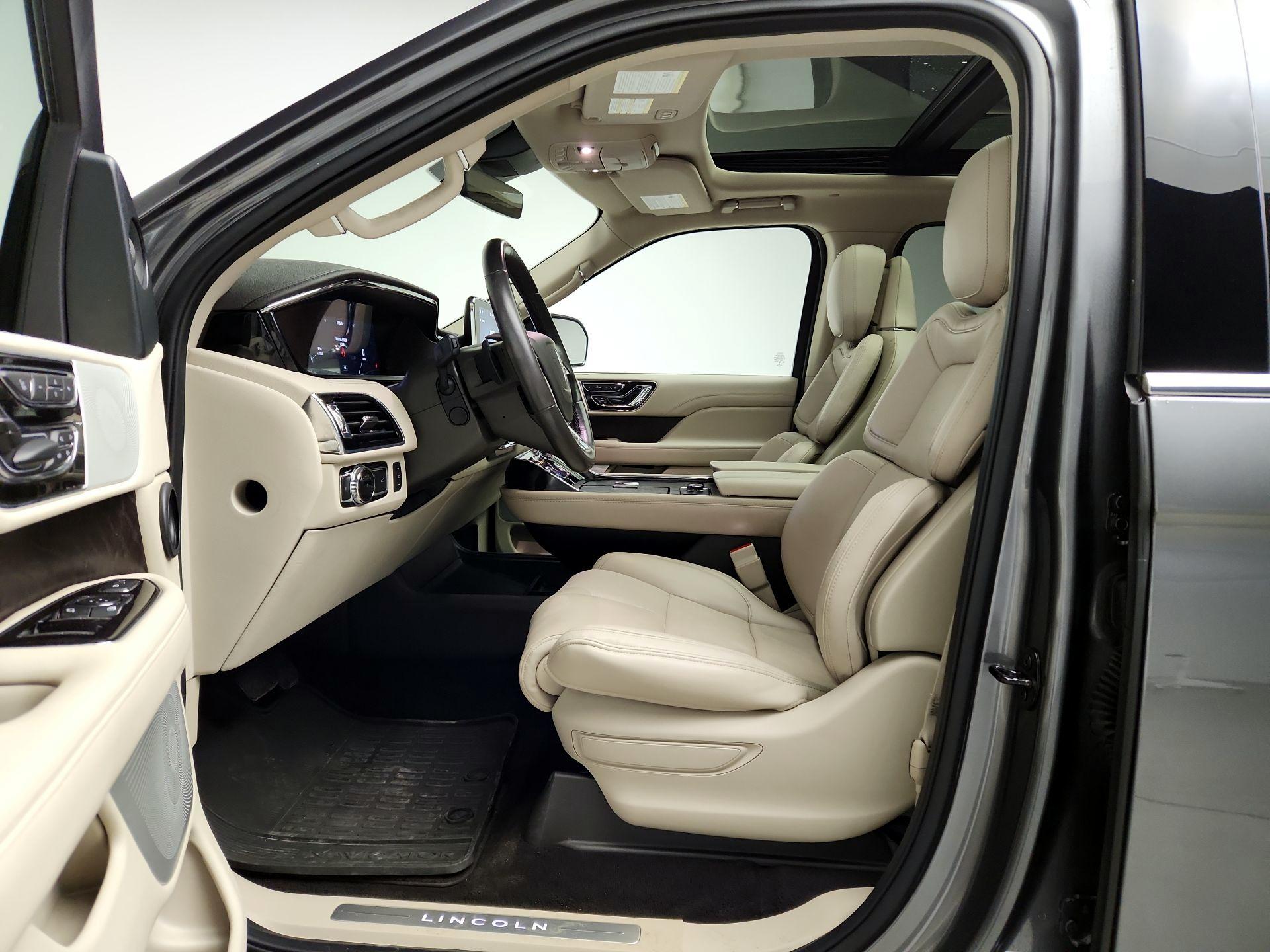 Thumbnail: 2021 Lincoln Navigator L - 11