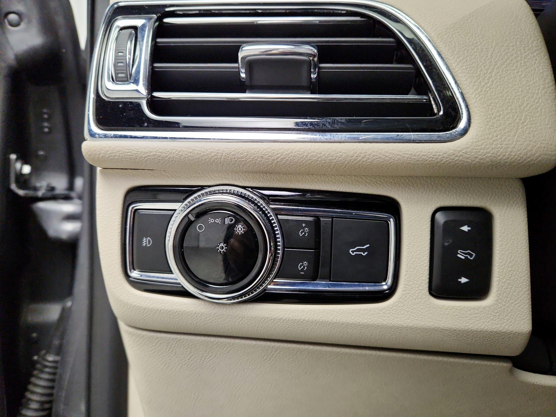 Thumbnail: 2021 Lincoln Navigator L - 13