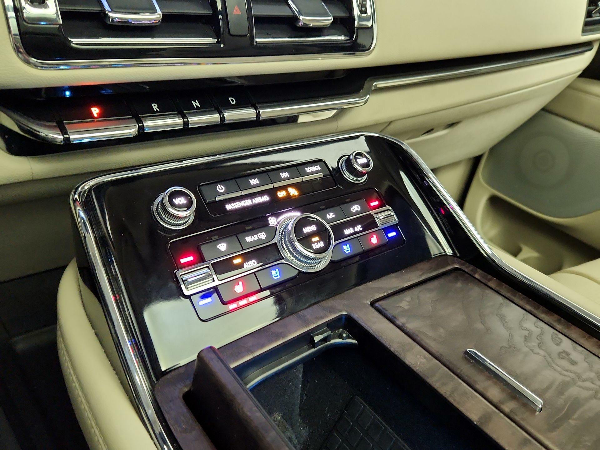 Thumbnail: 2021 Lincoln Navigator L - 17