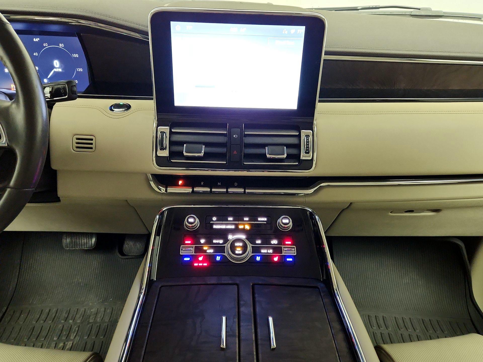 Thumbnail: 2021 Lincoln Navigator L - 18